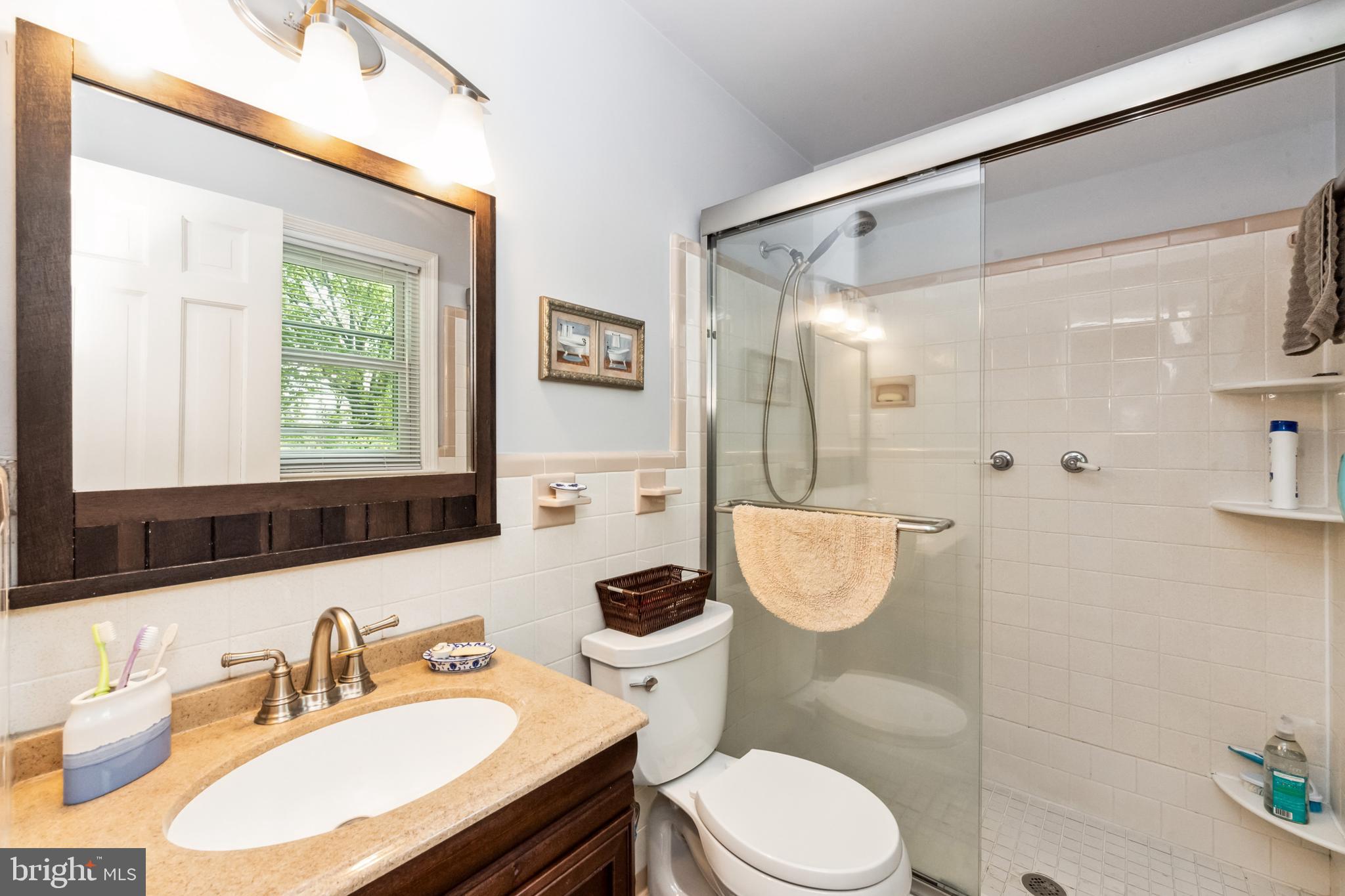 COUNTRY CLUB HILLS - Residential Lease