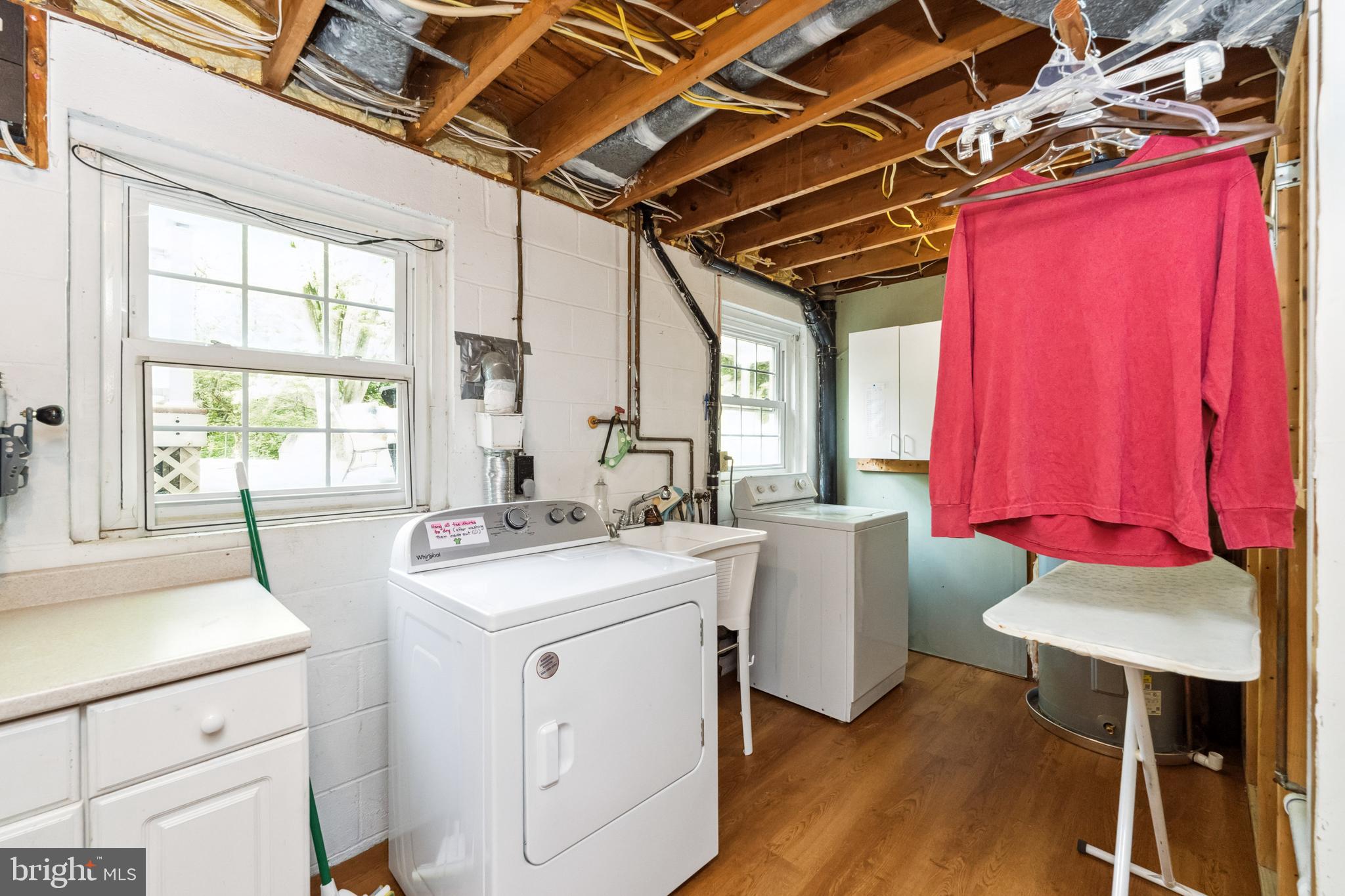 COUNTRY CLUB HILLS - Residential Lease