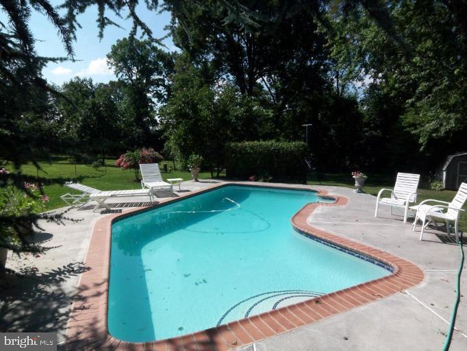 COUNTRY CLUB HILLS - Residential Lease