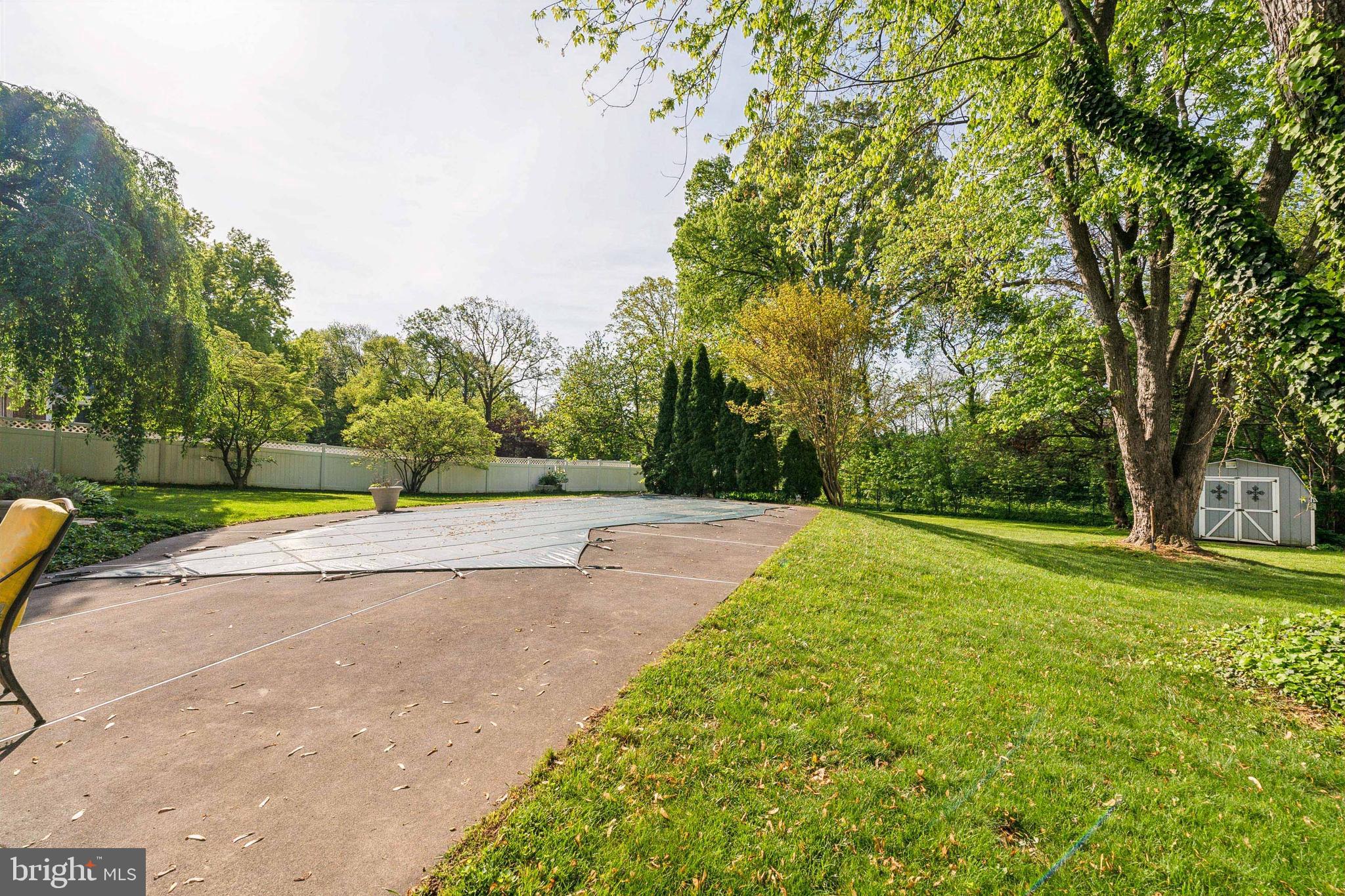 COUNTRY CLUB HILLS - Residential Lease