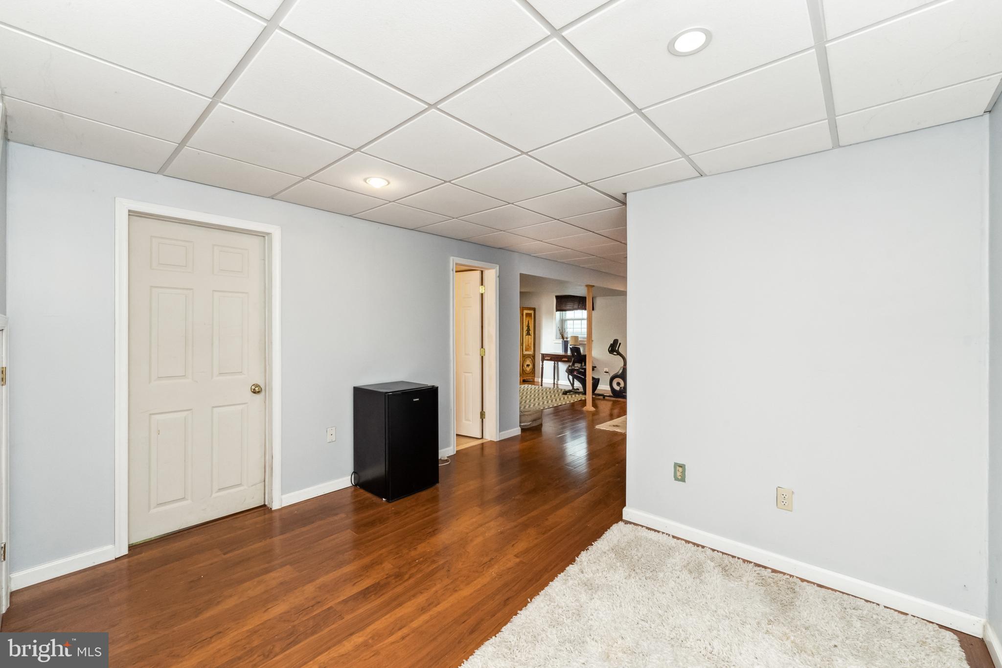 COUNTRY CLUB HILLS - Residential Lease