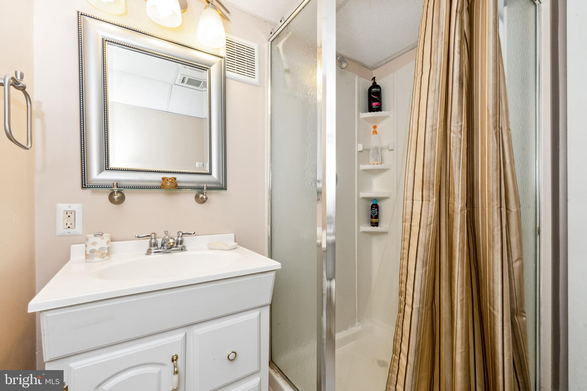 COUNTRY CLUB HILLS - Residential Lease