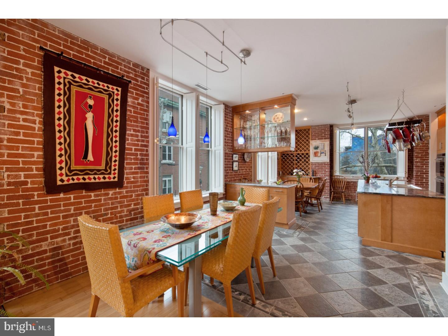 QUEEN VILLAGE - Residential