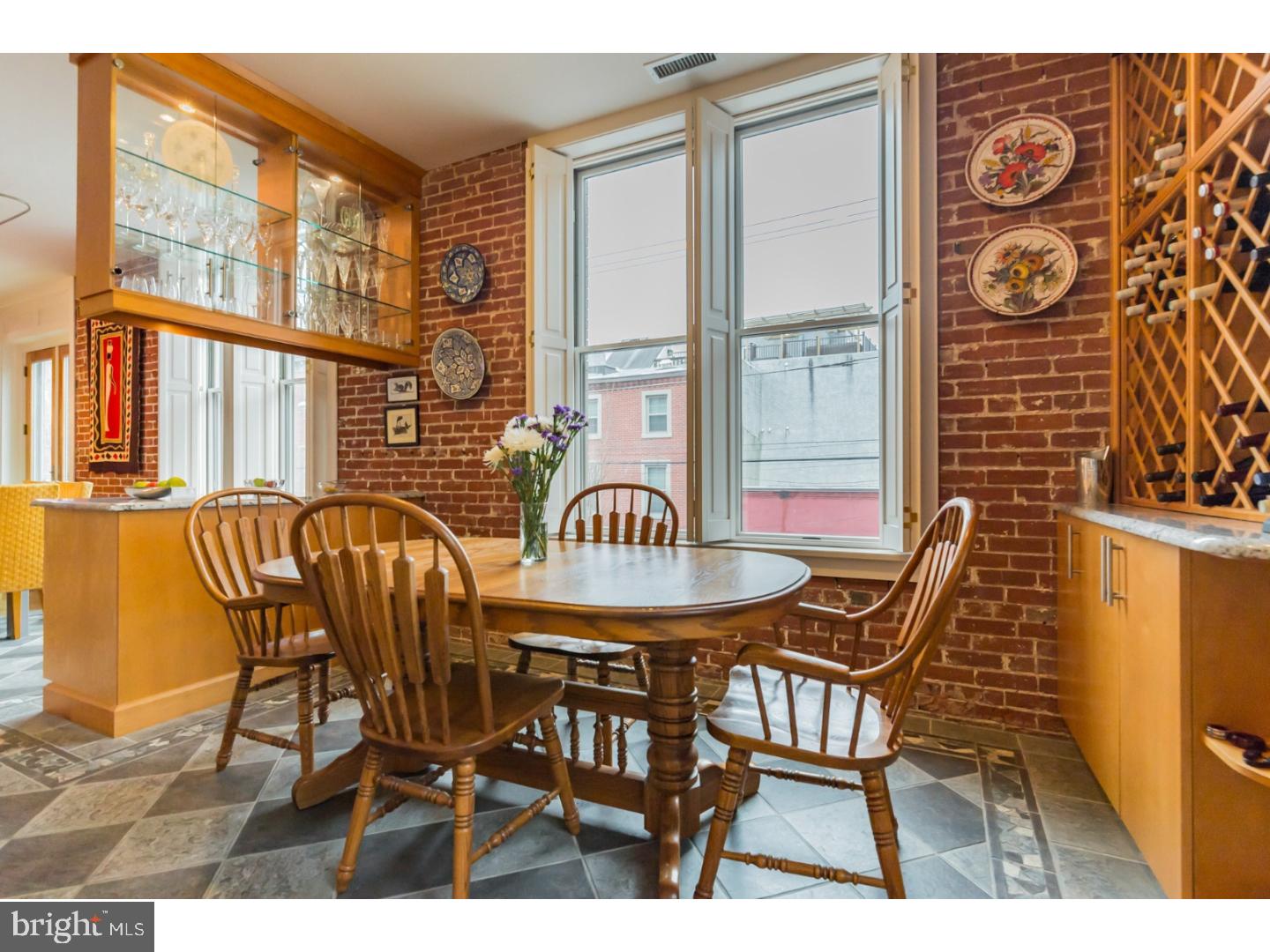 QUEEN VILLAGE - Residential