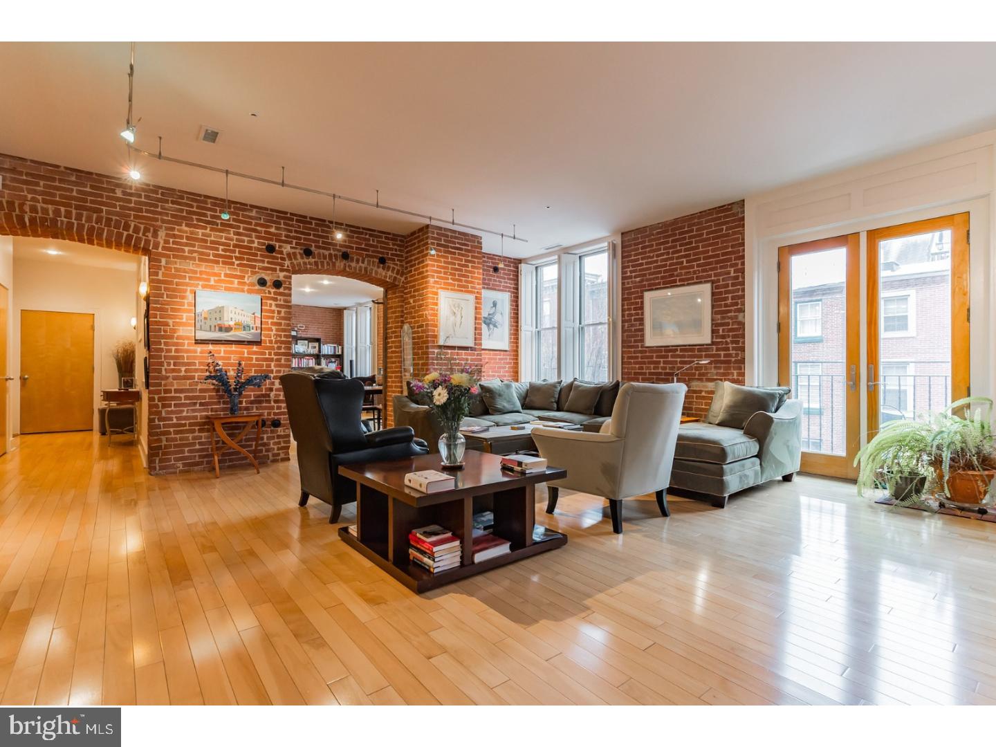 QUEEN VILLAGE - Residential