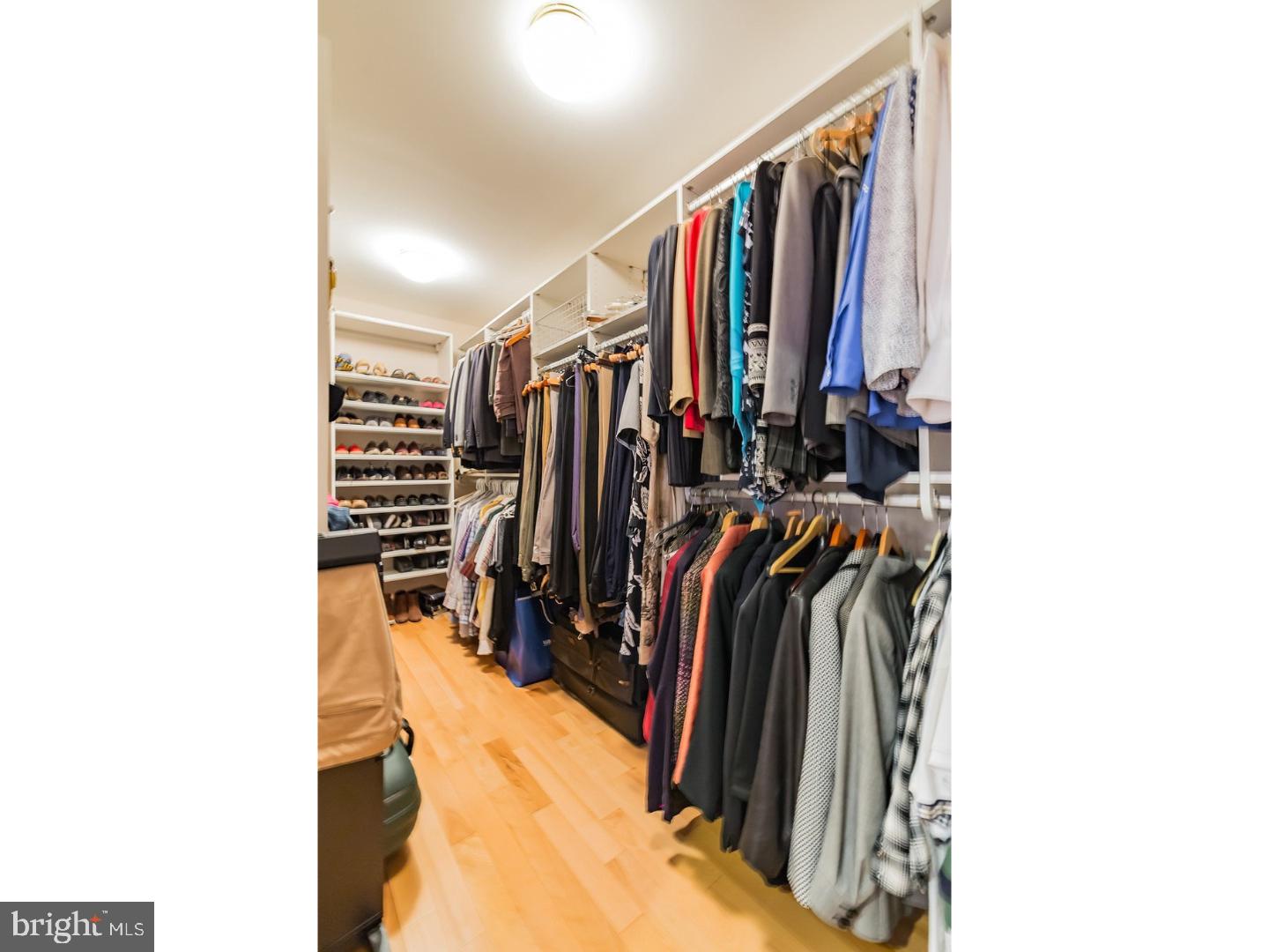 QUEEN VILLAGE - Residential