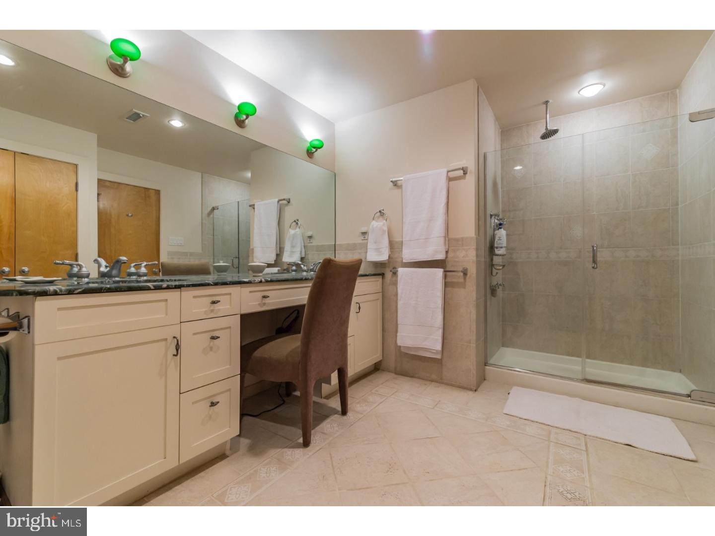 QUEEN VILLAGE - Residential