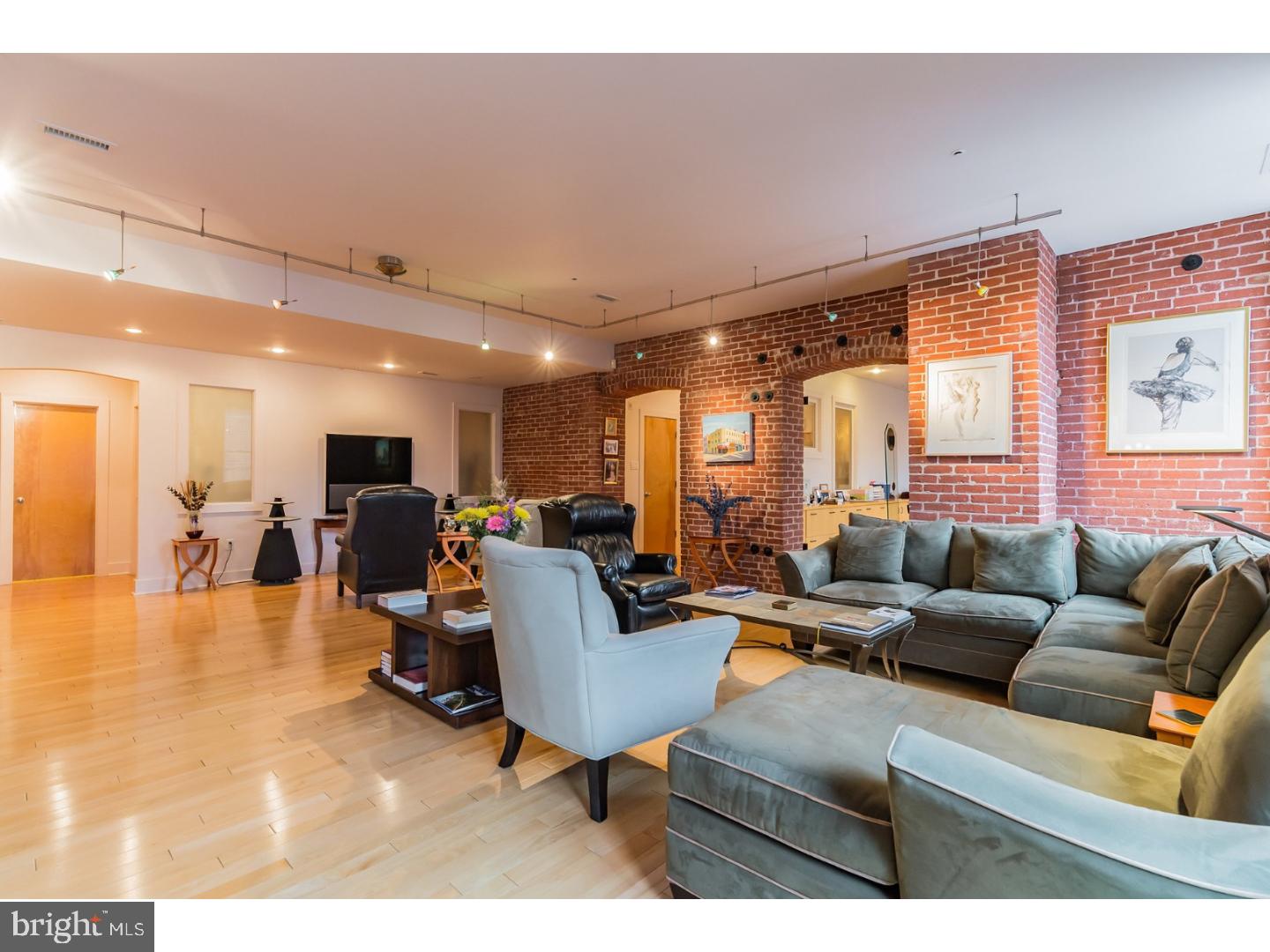 QUEEN VILLAGE - Residential