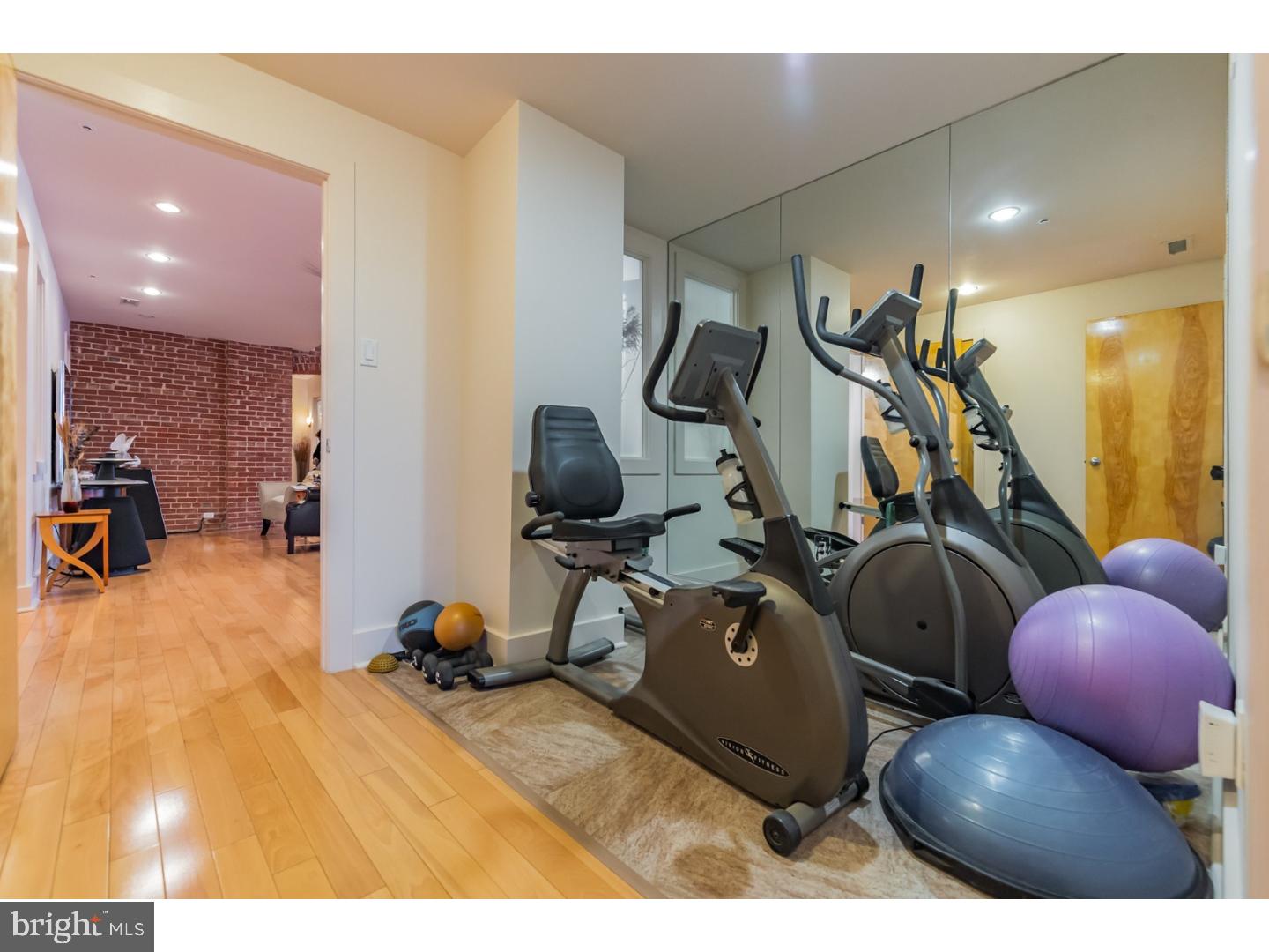 QUEEN VILLAGE - Residential