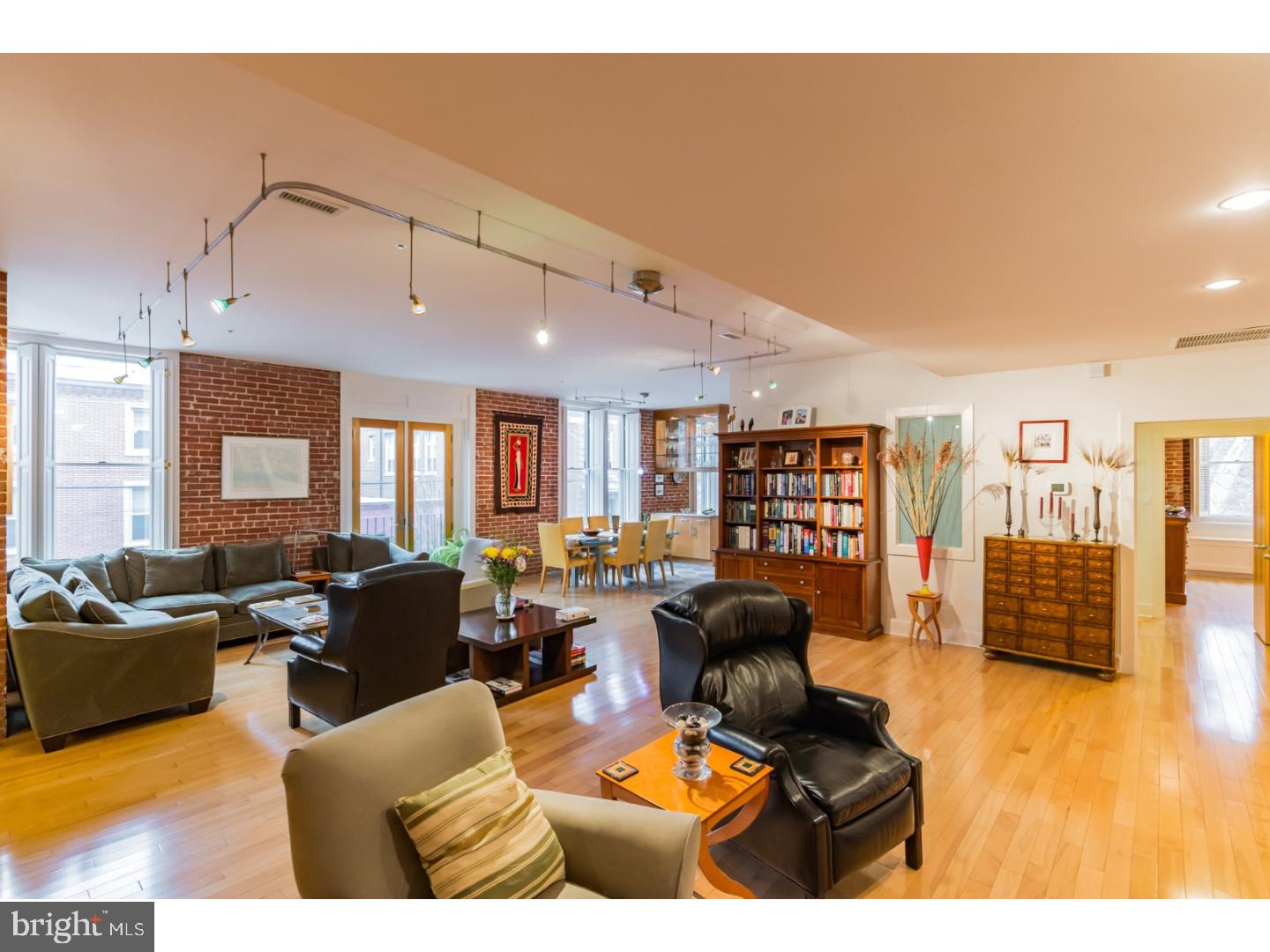 QUEEN VILLAGE - Residential