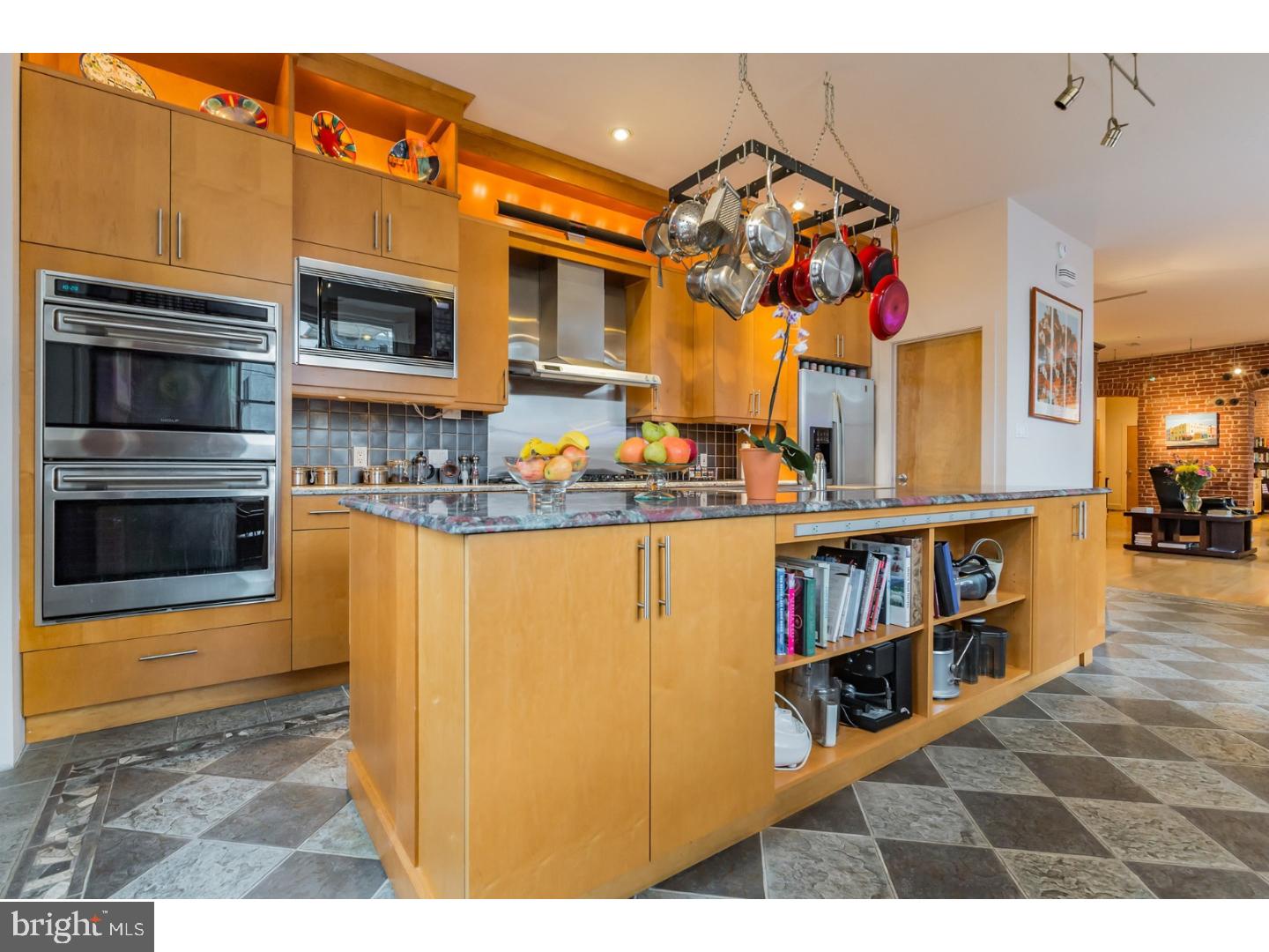 QUEEN VILLAGE - Residential