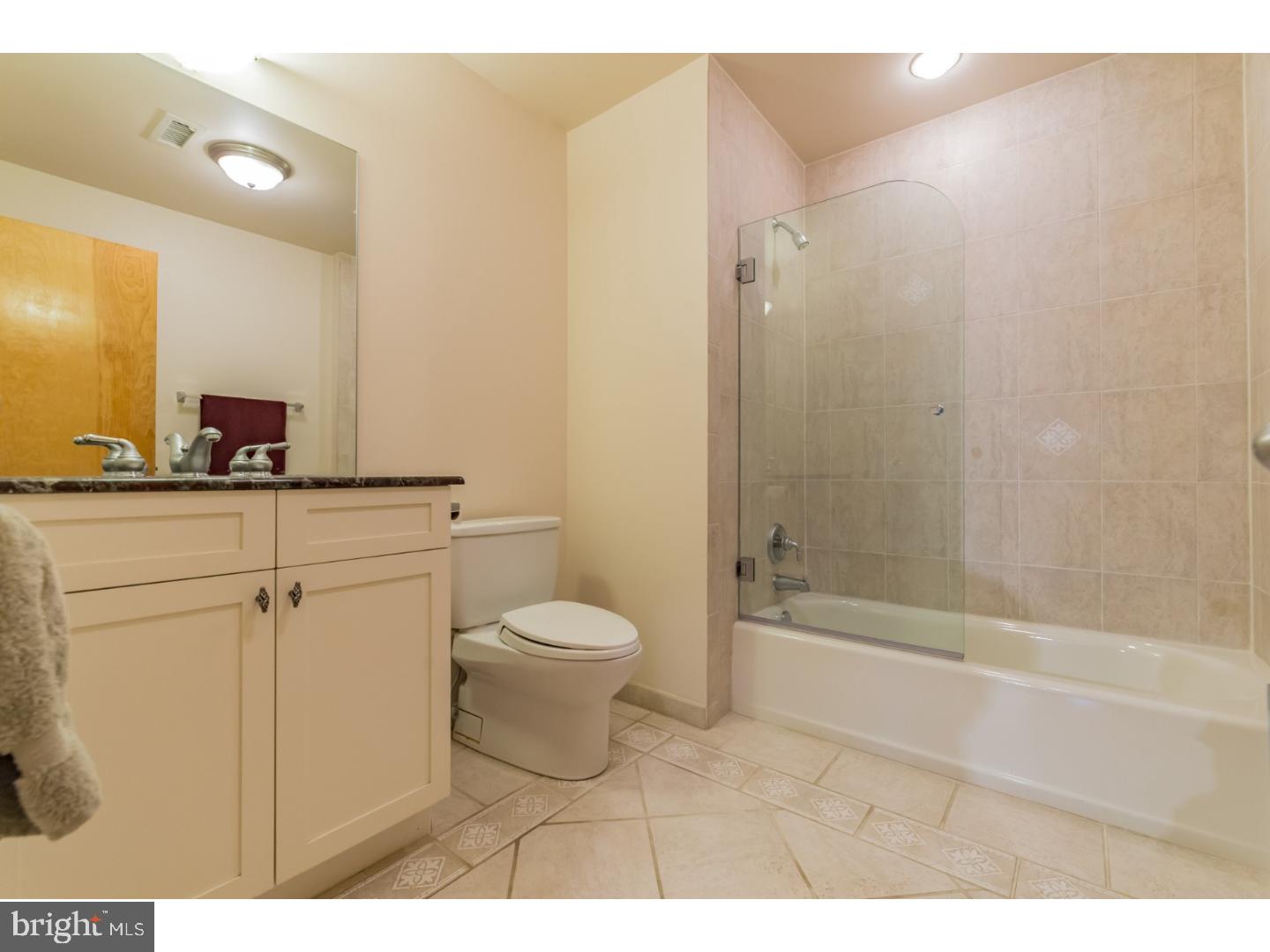 QUEEN VILLAGE - Residential