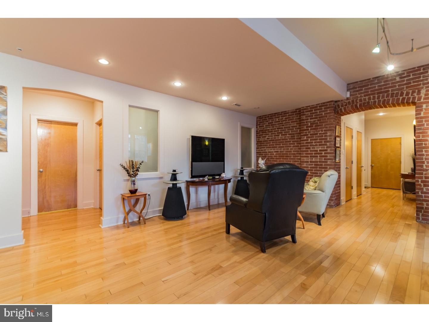 QUEEN VILLAGE - Residential