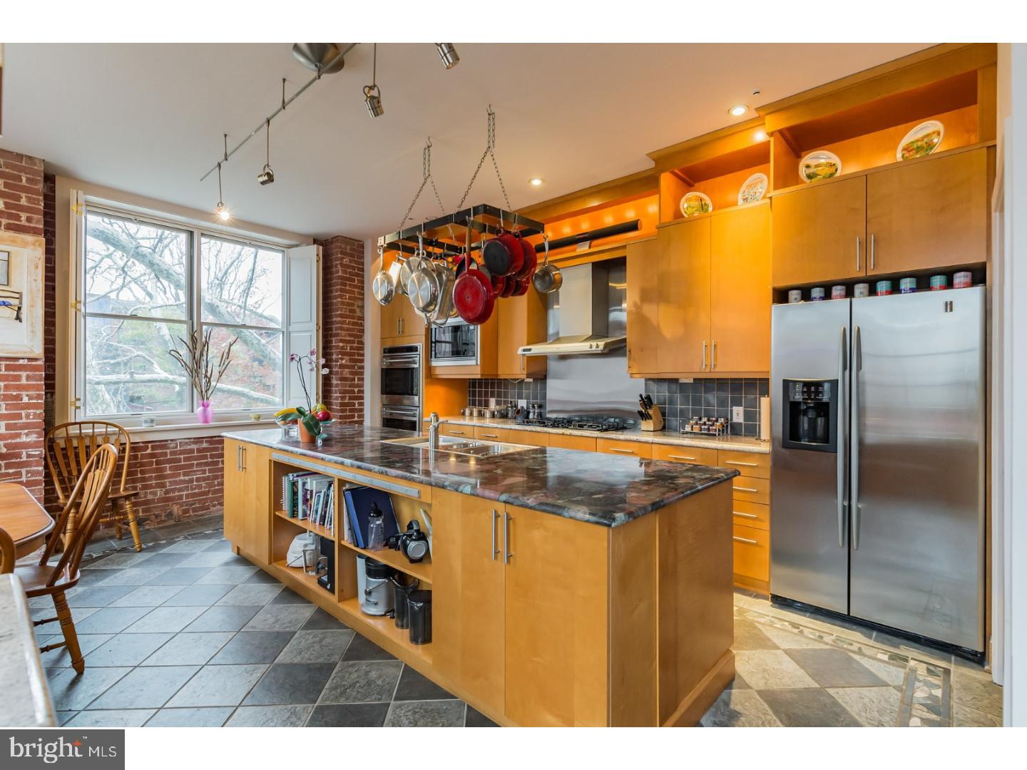 QUEEN VILLAGE - Residential