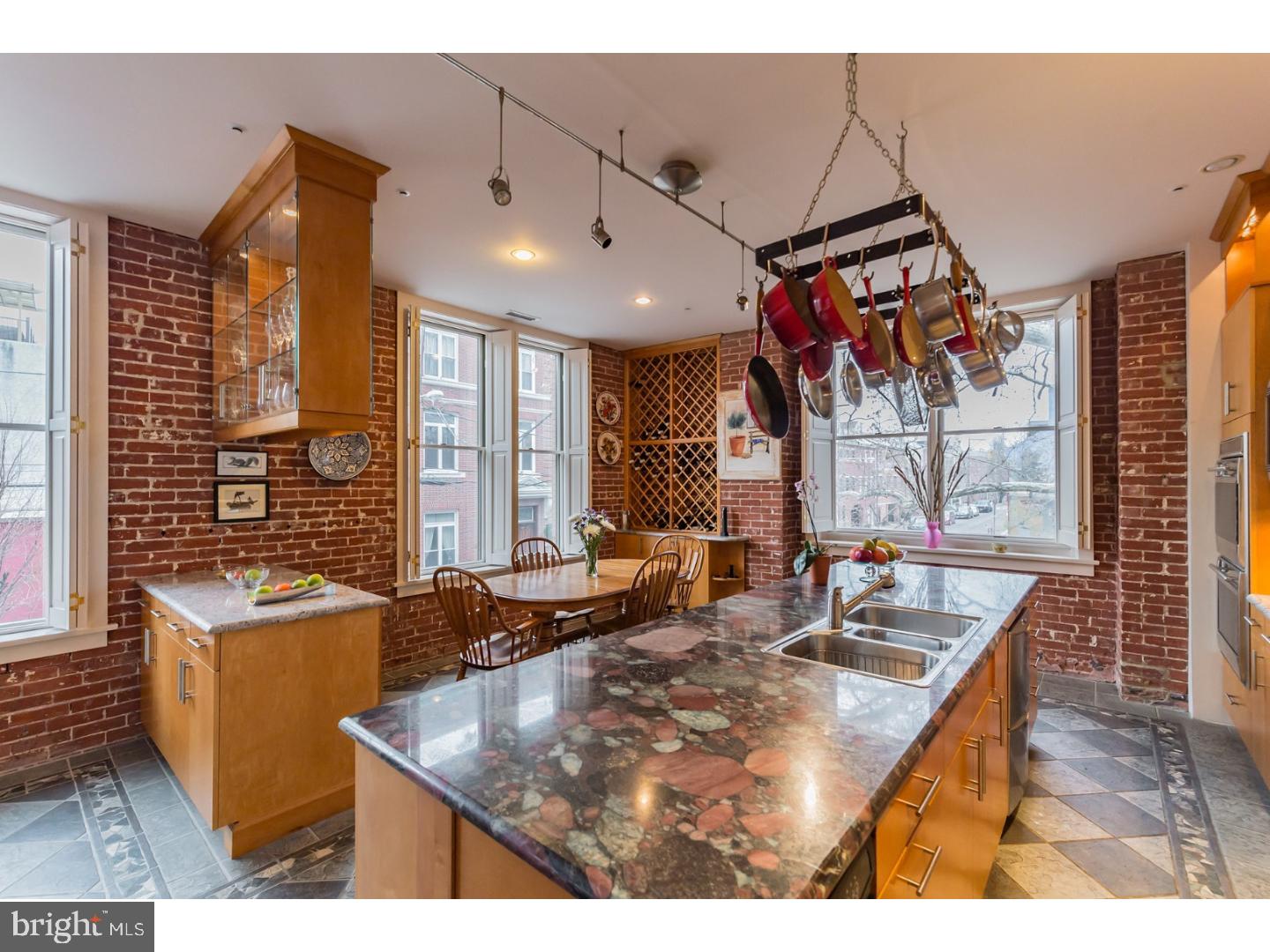 QUEEN VILLAGE - Residential