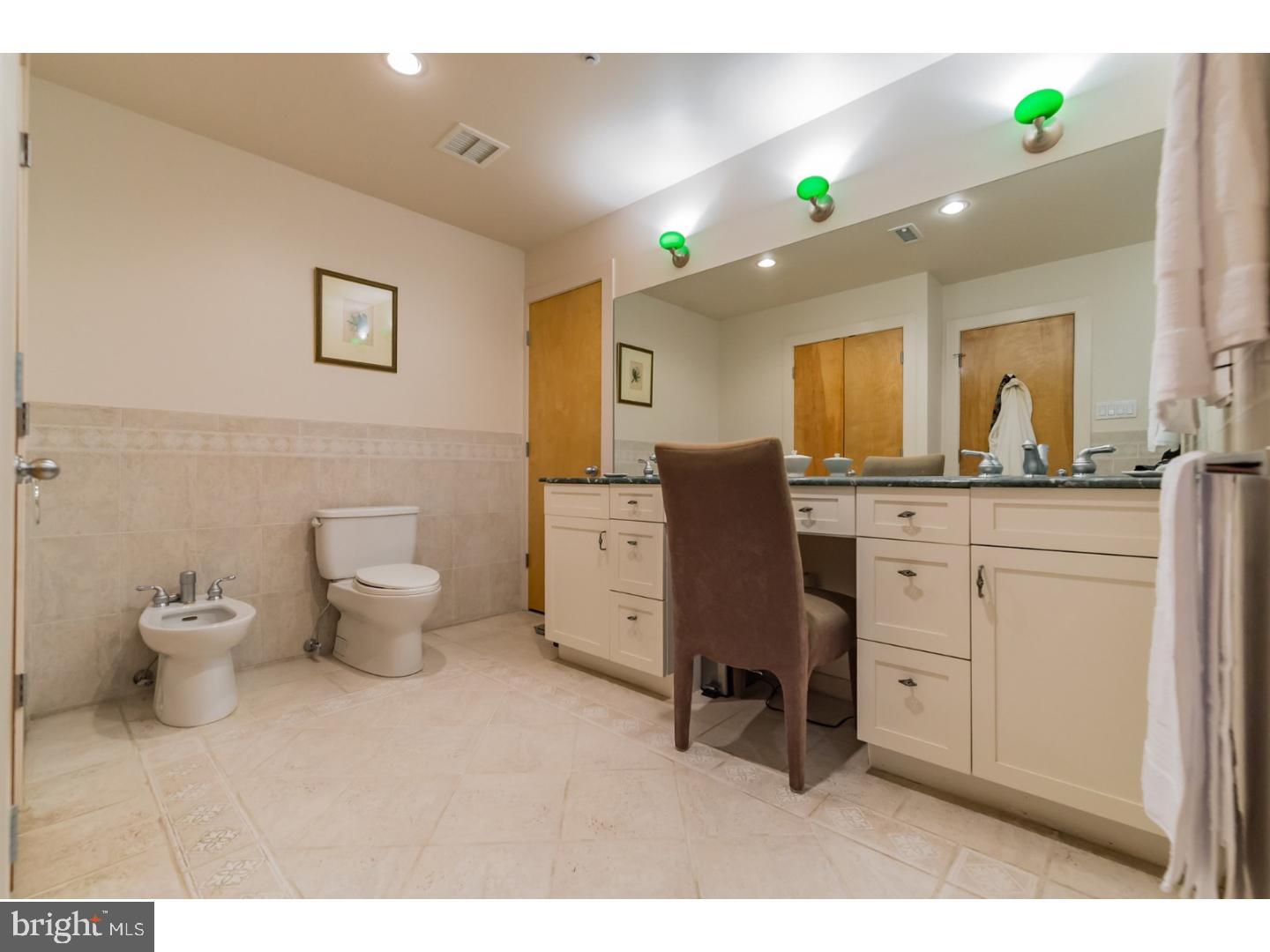 QUEEN VILLAGE - Residential