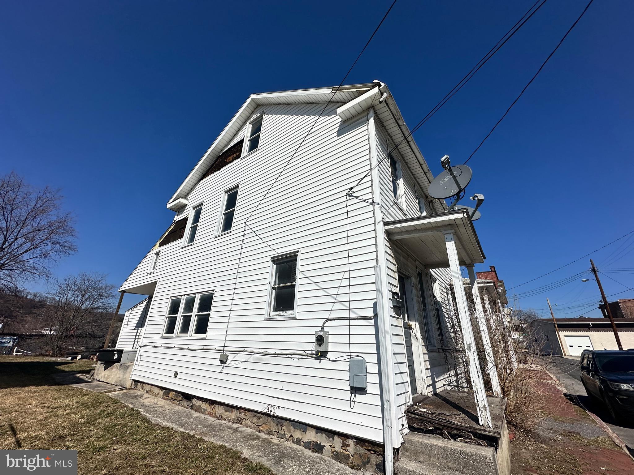 Main image without alt text