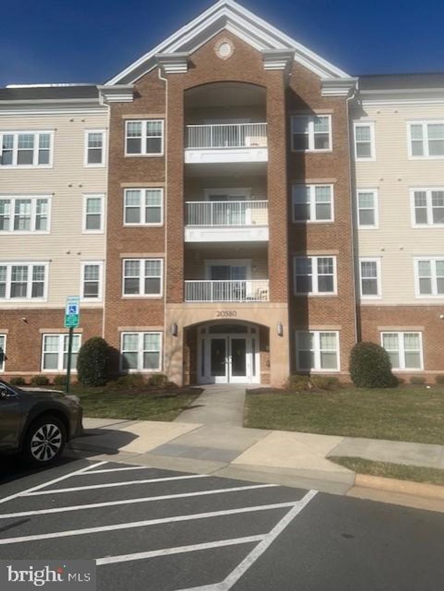 A BEAUMONT MODEL CONDO WHICH WAS THE MODLE FOR THE BUILDER ALL UPGRADES HARDWOOD FLOORS GRANITE COUNTERS STAINLESS STEEL APPLIANCES A DEN OR DINNING ROOM OFF KITCHEN A LARGE LIVING ROOM A MASTER BEDROOM WITH ATTACHED BATH A SECOND BEDROOM WITH A FULL BATH A FULLY SCREENED PATIO OFF LIVING ROOM  COME SEE THIS CONDO IT IS MOVE IN READY