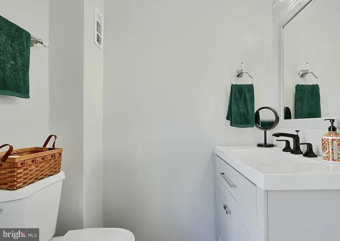 2242 E FAIRMOUNT AVENUE