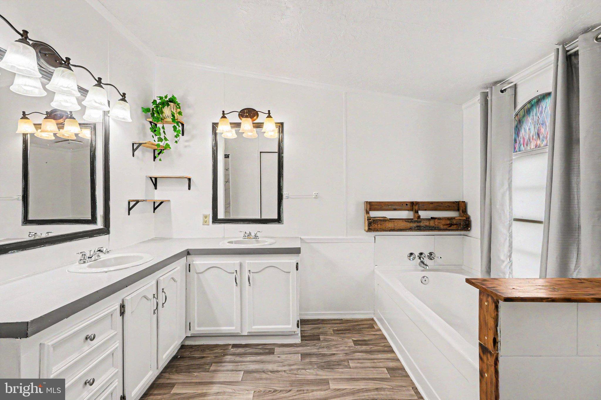 LITTLE HOLLYWOOD - Residential