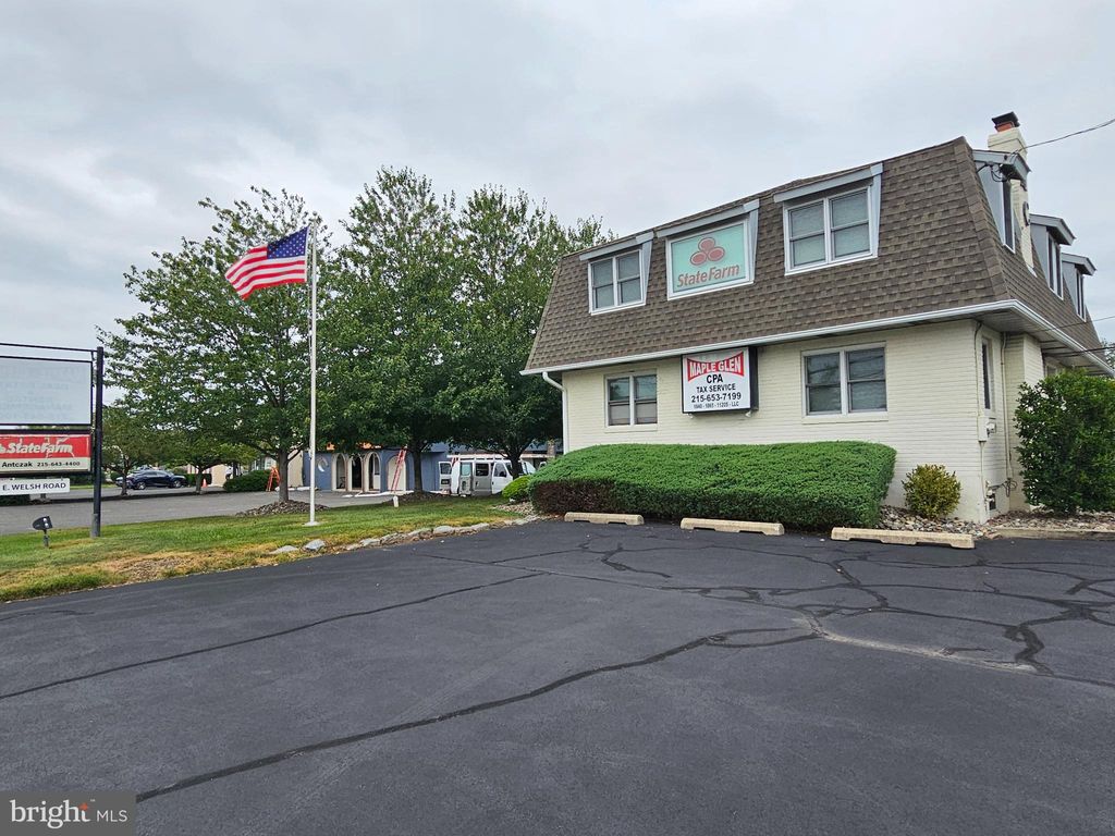 Photo of 860 E Welsh Road E, MAPLE GLEN, PA 19002 (MLS # PAMC2152094)