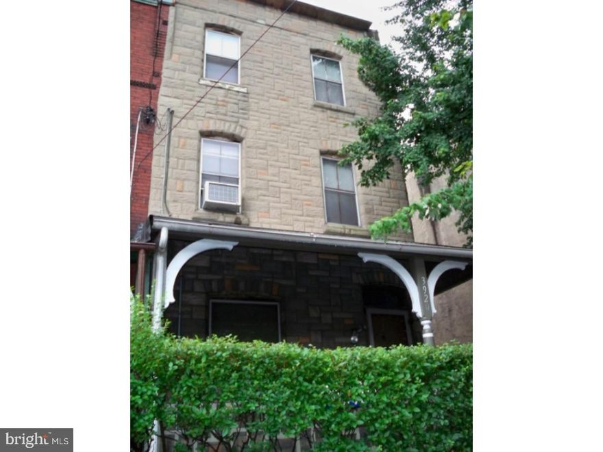 6 Bedroom 2 Bath house available in University City. (39th and Haverford Ave)   Includes original hardwood flooring, big bedrooms, central heat, window AC units provided, washer/dryer and dishwasher, porch, large backyard, security system, free on-street parking, close to septa bus and trolley stops, UPenn, Drexel, and Drexel Shuttle stop.