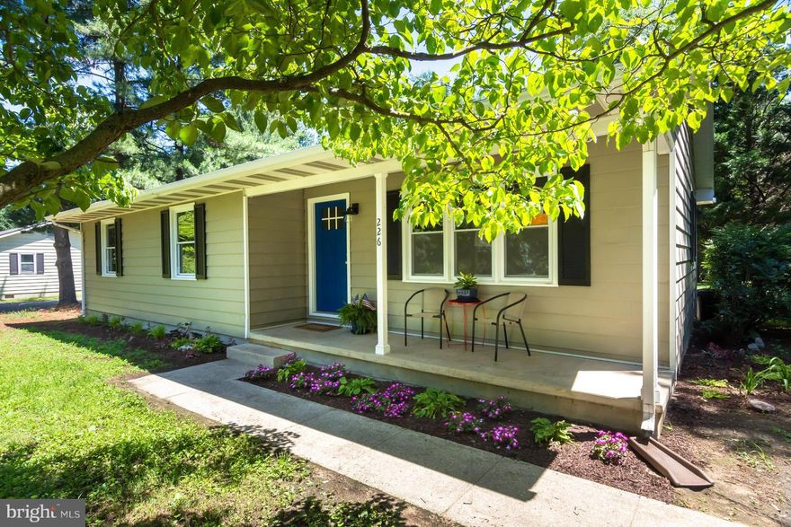 COMPLETELY remodeled rancher in Chester Harbor. Beautiful and move-in ready! Everything top of the line and brand new...Granite countertops, SS appliances, washer/dryer, cabinets, ceramic tile, carpeting, paint, plumbing, hot water heater, A/C system...so much more! Exterior is freshly painted and the lot is one of the largest in the neighborhood. Contact Alt Agent Karoline Kent for all questions.