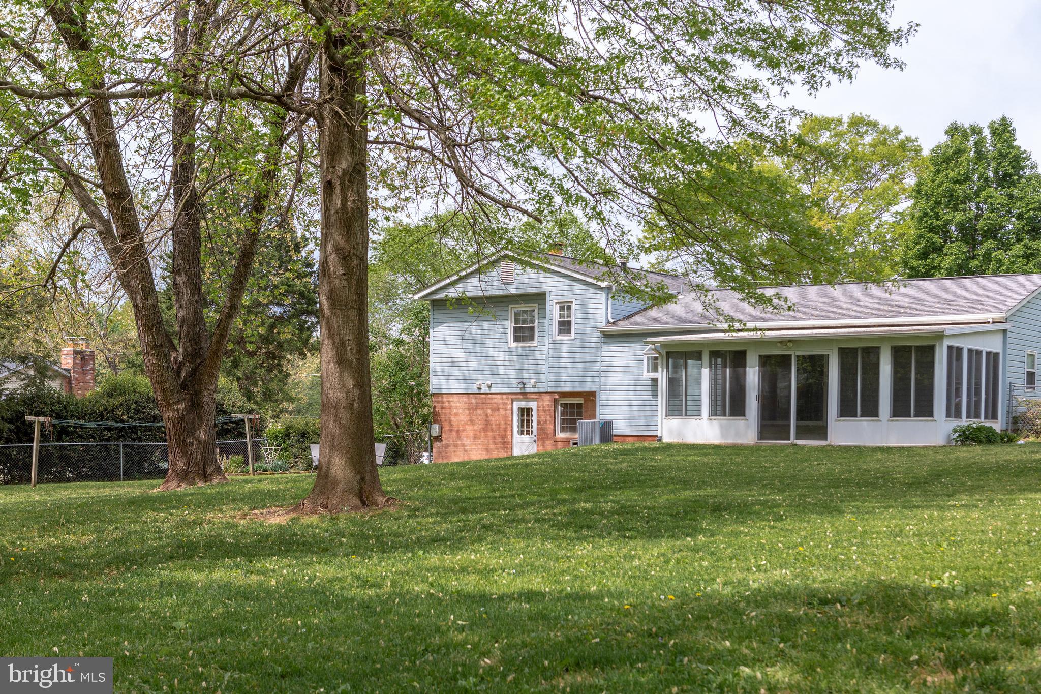 LANDMARK SQUARE - Residential