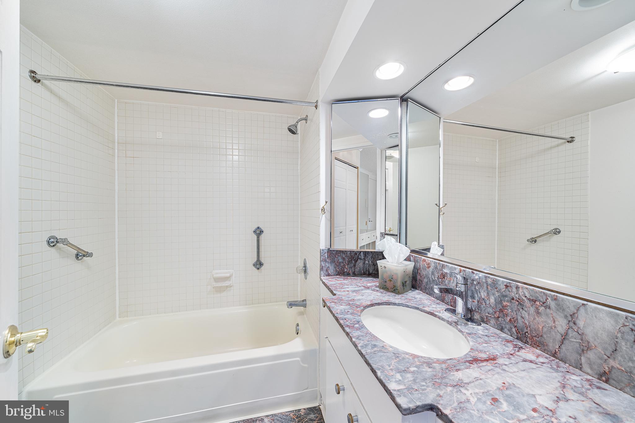 AVENUE OF THE ARTS - Residential