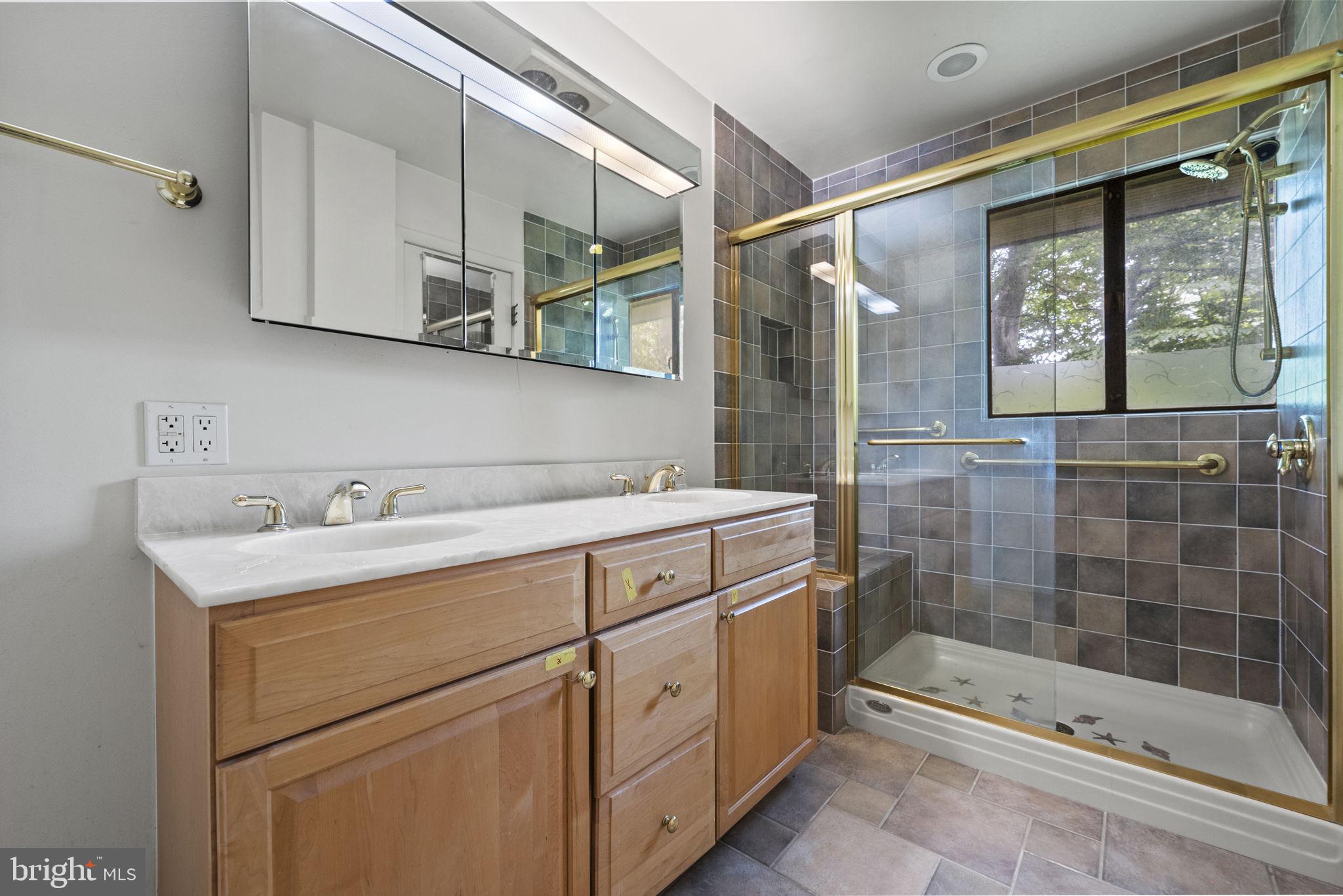 TULIP HILL - Residential