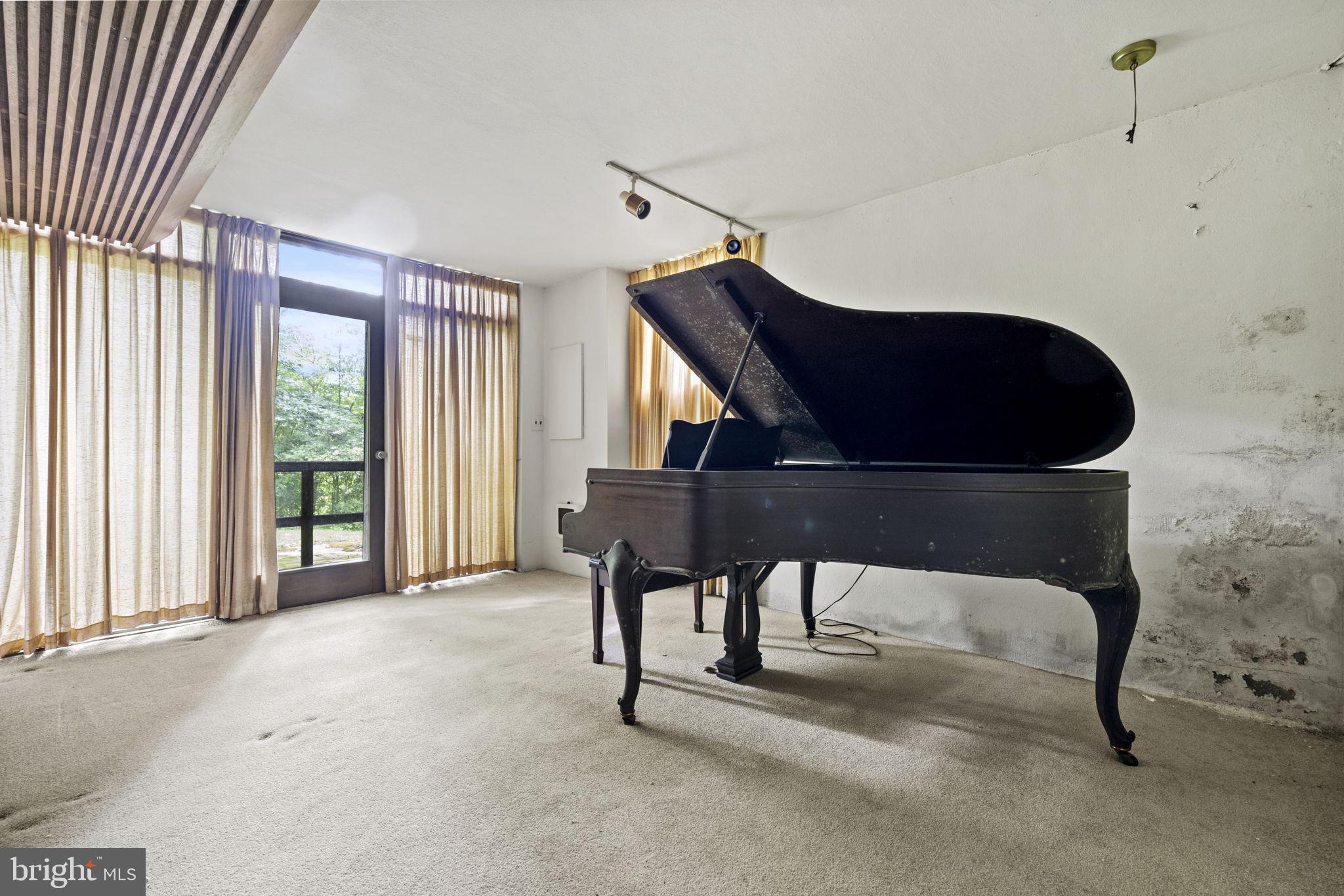 TULIP HILL - Residential