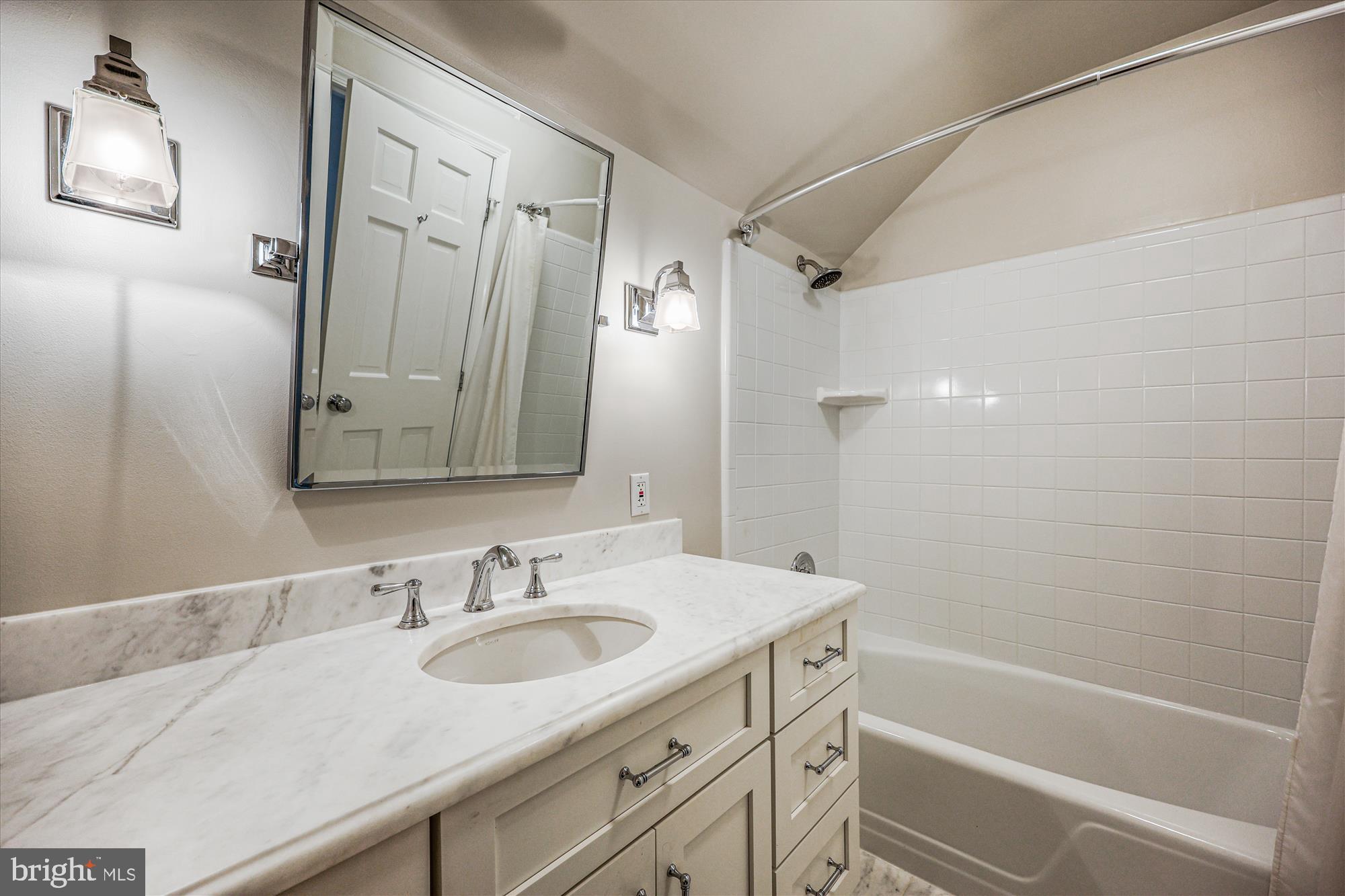 BRADLEY HILLS GROVE - Residential