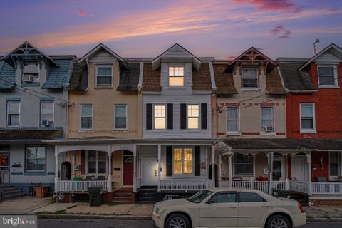 Townhouse For Sale - 220 Chestnut Street<br/> LEBANON, PA 17042