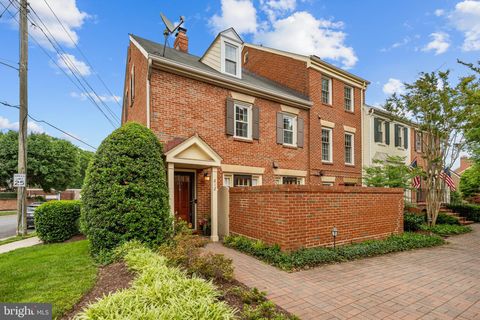 Photo of 812 Bashford Lane, ALEXANDRIA, VA 22314 (MLS # VAAX2060470)
