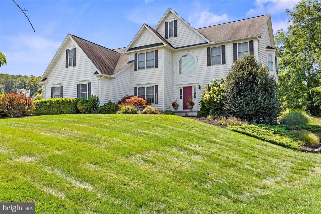 Photo of 833 Stonybrook Lane, LEWISBERRY, PA 17339 (MLS # PAYK2091264)
