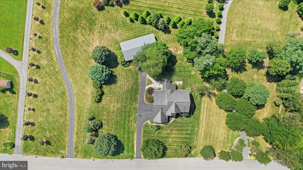Photo of 833 Stonybrook Lane, LEWISBERRY, PA 17339 (MLS # PAYK2091264)
