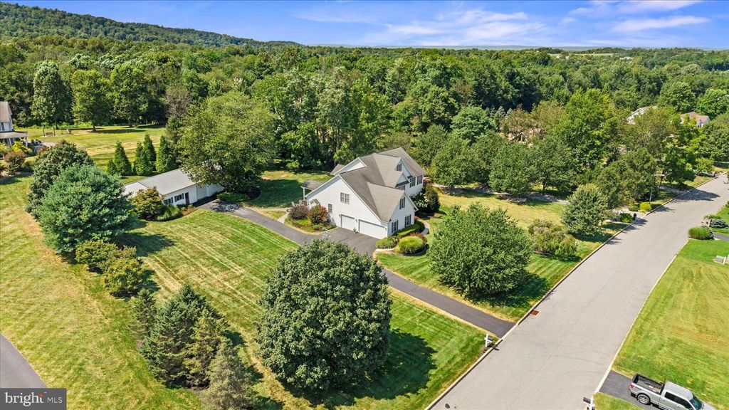 Photo of 833 Stonybrook Lane, LEWISBERRY, PA 17339 (MLS # PAYK2091264)