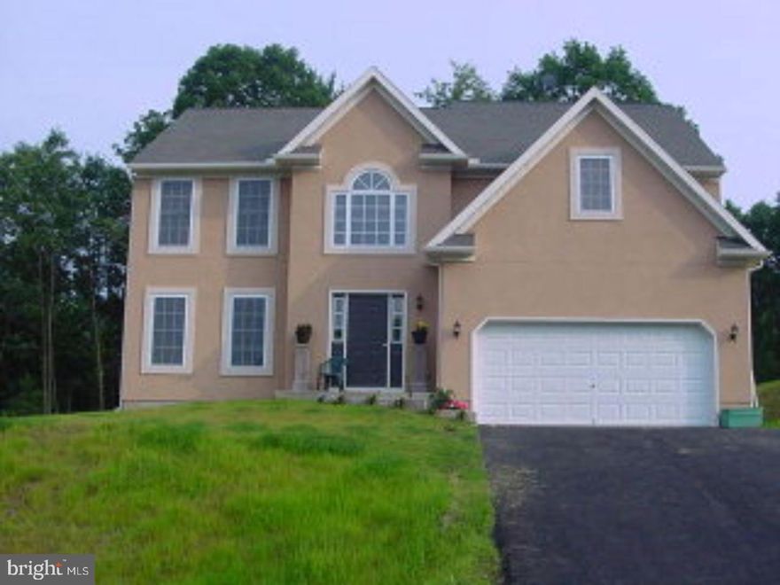 OPEN FOYER W/CERAMIC TILE AND 2 STORY CEILING OVER SIZED MASTER BDRM W/ADD'L SITTING RM, LG MASTER BATH AND HUGE (5'6X9'6) WALK-IN CLOSET.LOTS & LOTS OF CLOSET/STORAGE SPACE FAM RM W/GAS FIREPLACE LOVELY KIT W/STAINLESS APP, EAT-IN & BRKFST BAR. Mailing Address Continued: POTTSVILLE Color: PEANU
