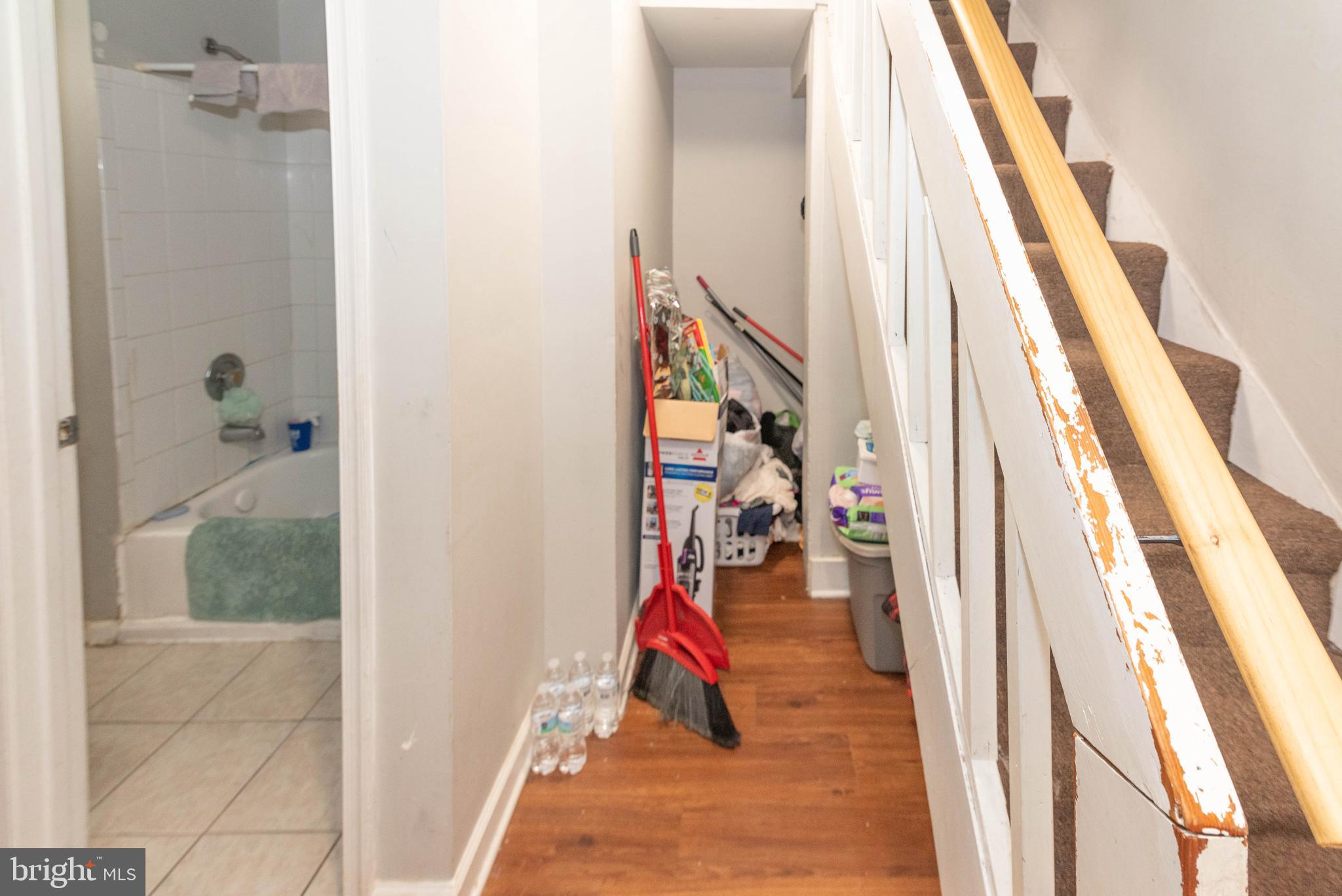 HOLLINS MARKET - Residential