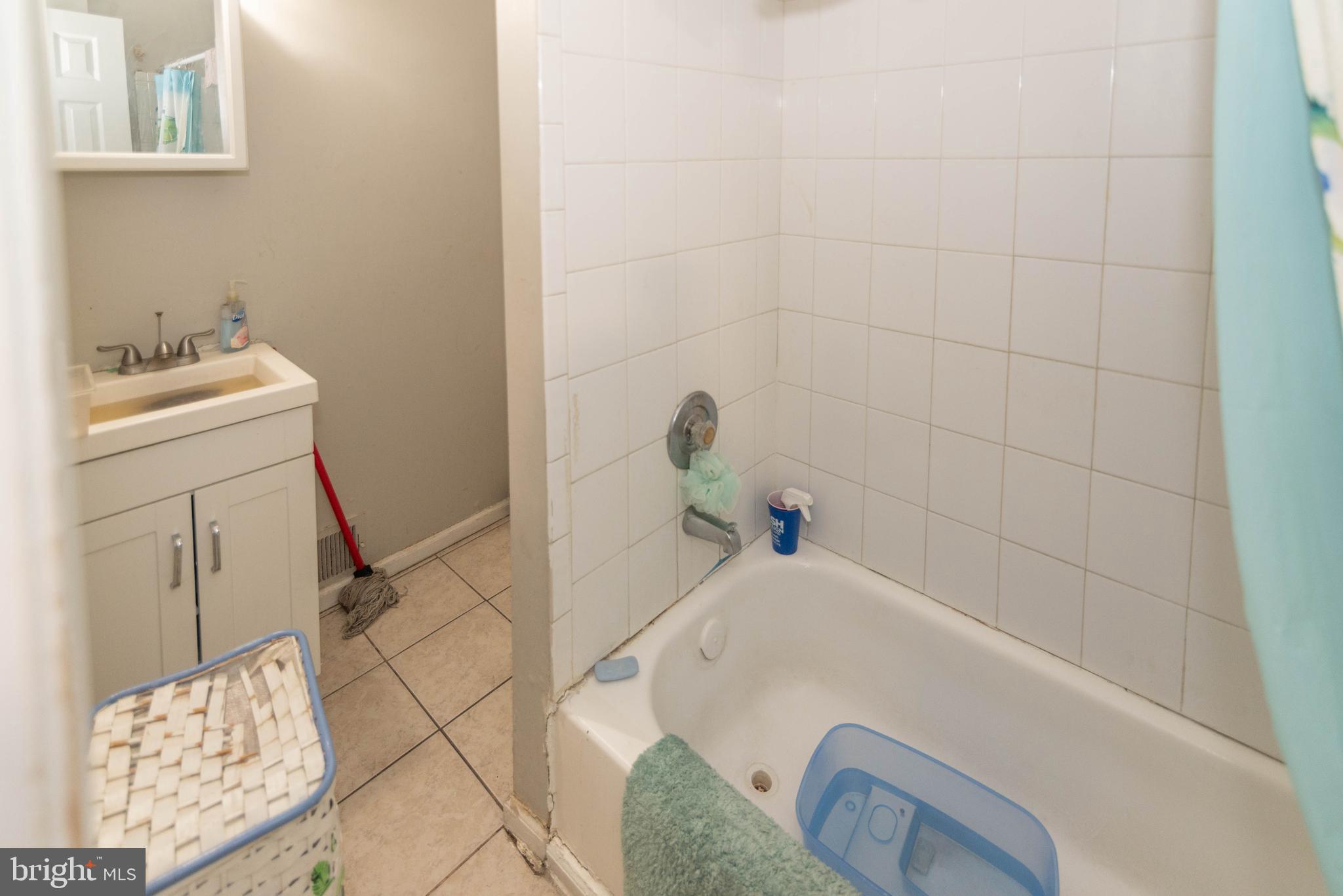 HOLLINS MARKET - Residential