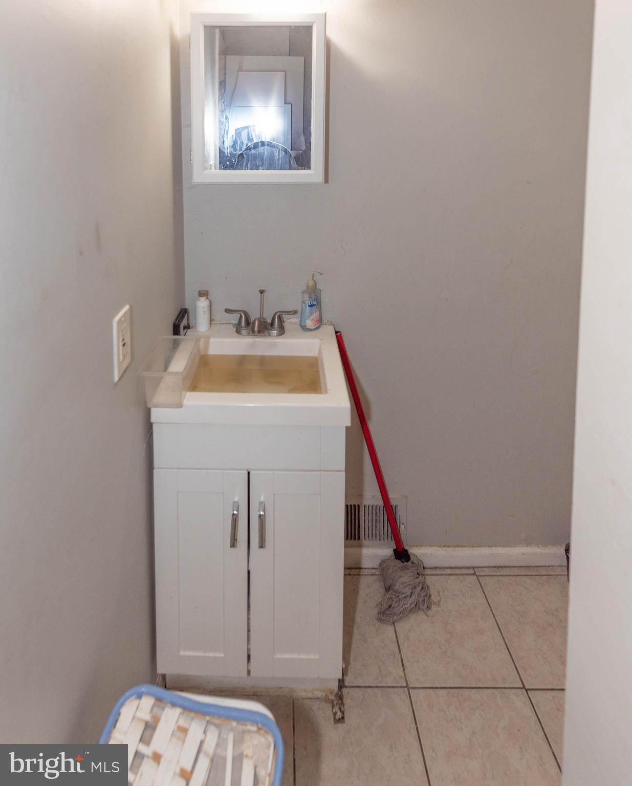 HOLLINS MARKET - Residential