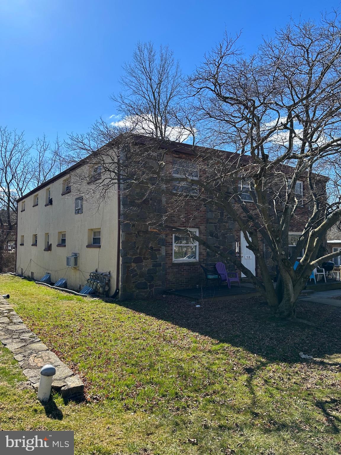 Main image without alt text