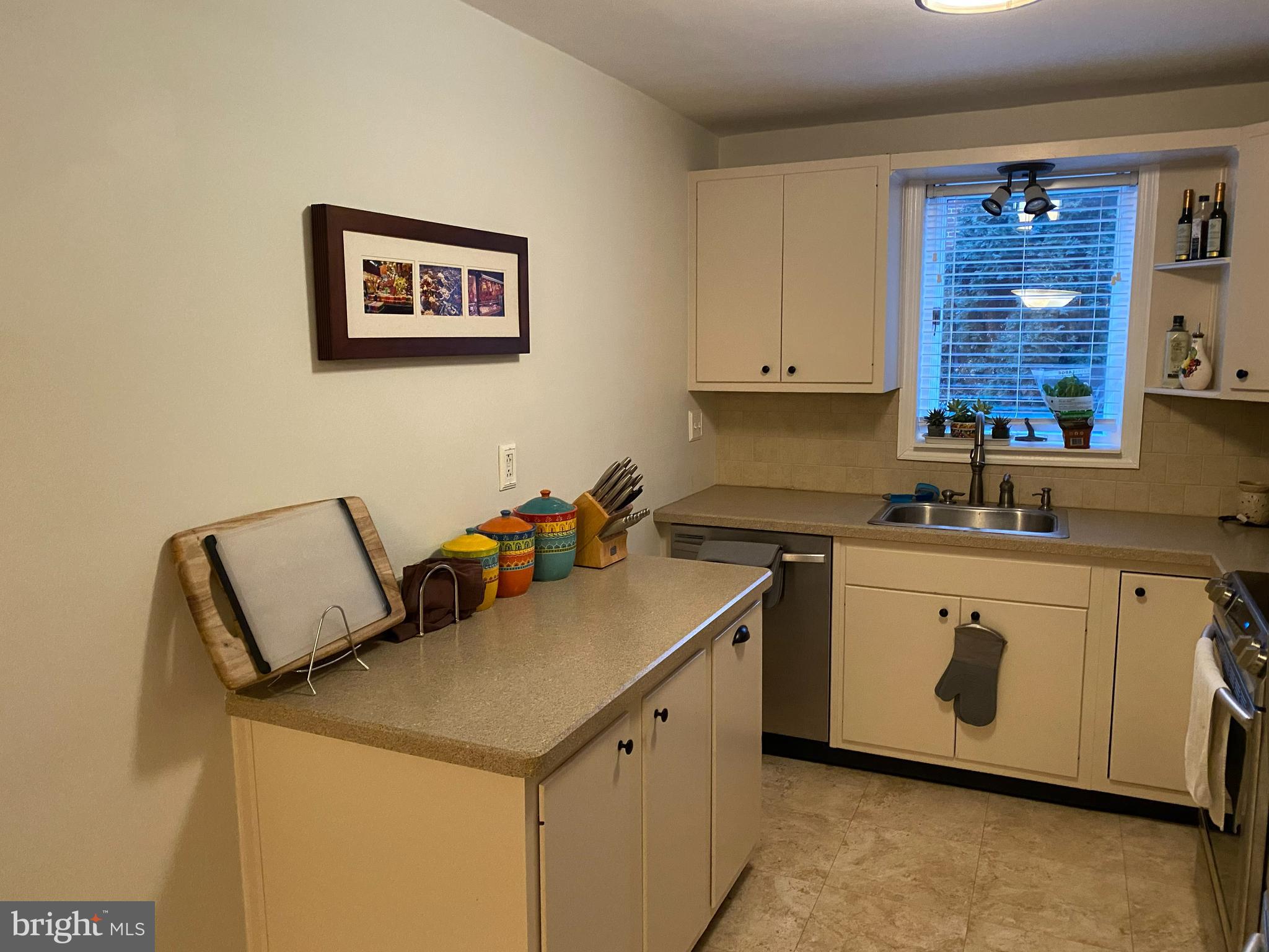 LARCHMONT - Residential Lease