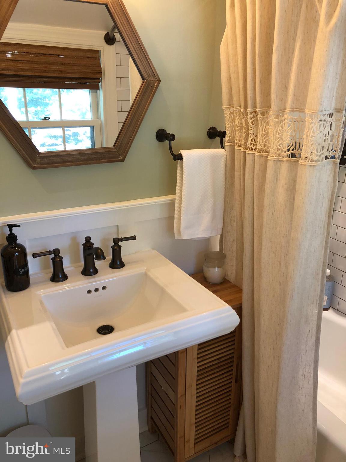 LARCHMONT - Residential Lease