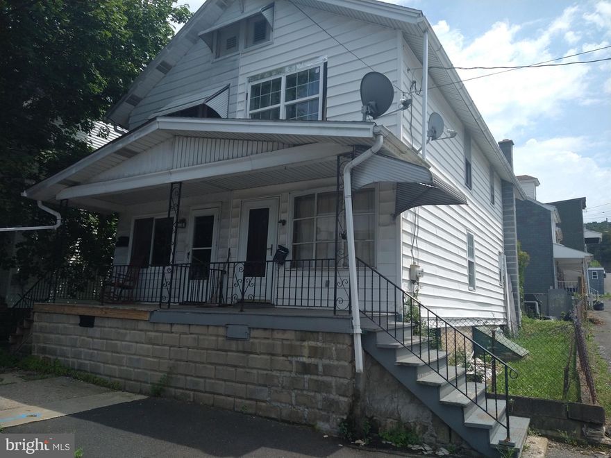 NICE 2 bedroom home with 1 + 1/2 baths and laundry room.
New paint
Nice condition
New water heater
Gas Heat
New flooring
Storage in attic
Startups:
1st Mo. rent + Last Mo. rent + $500 Security
Available July 15th.