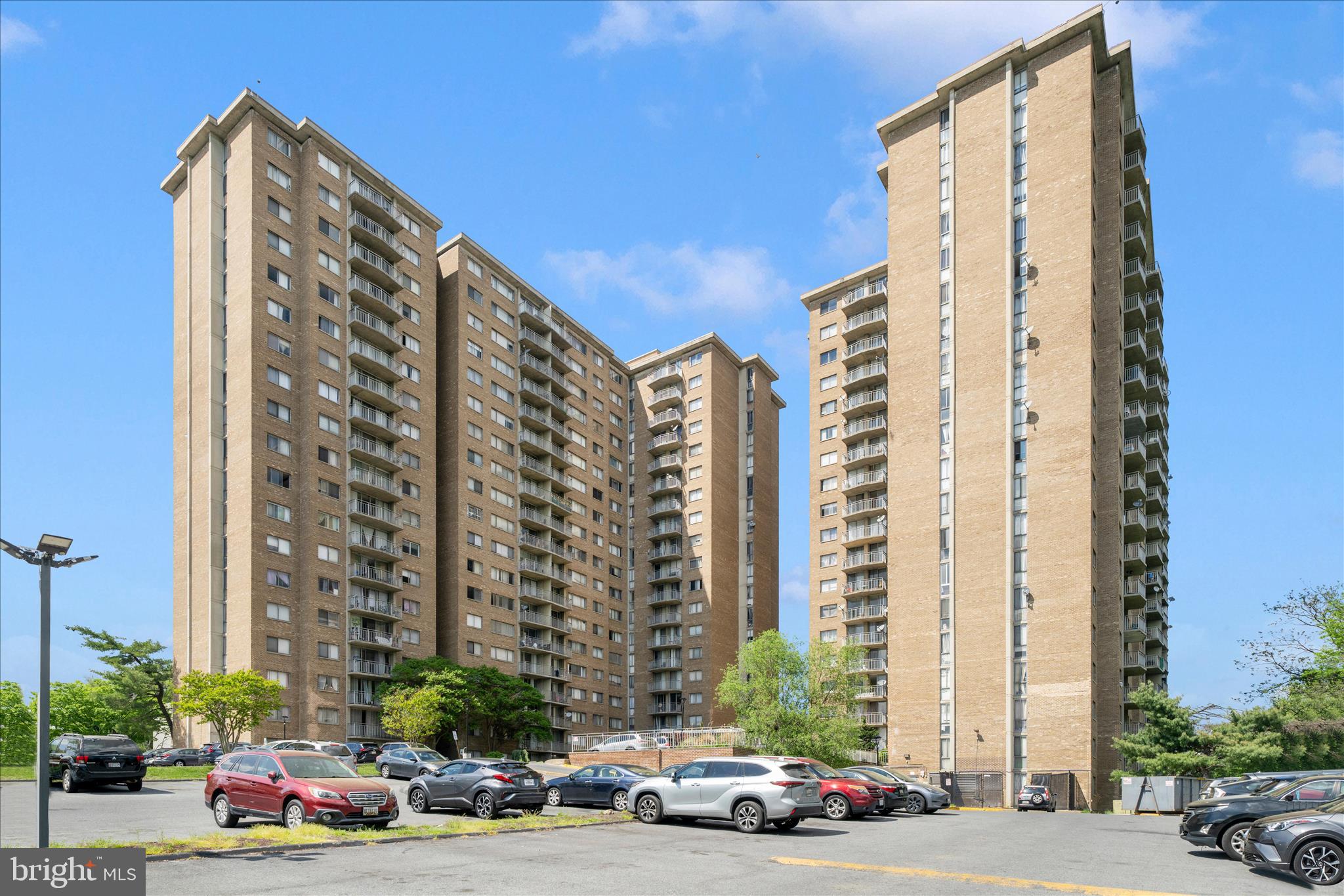 PRESIDENTIAL TOWERS - Residential