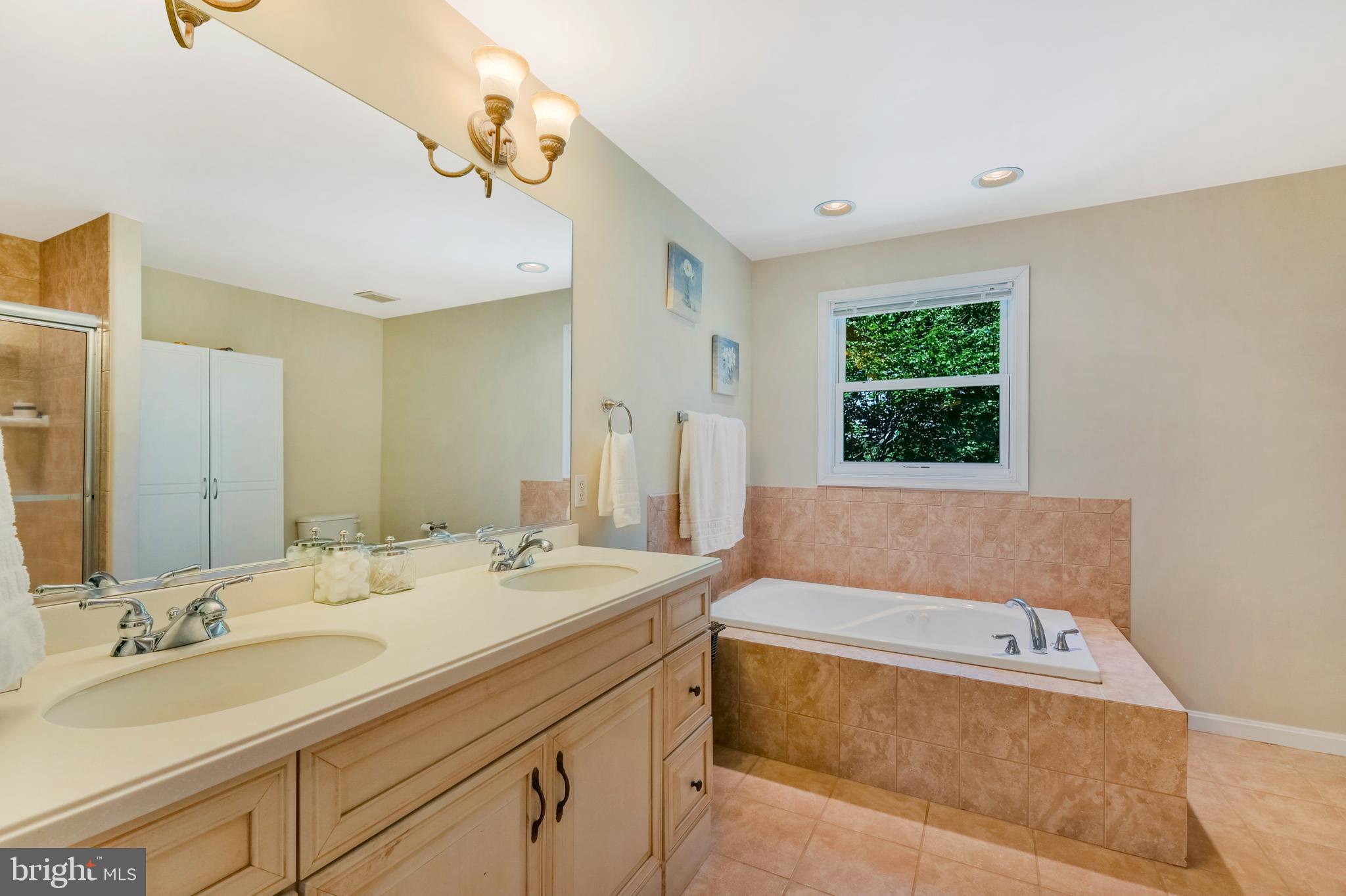 WOODLAND BEACH - Residential