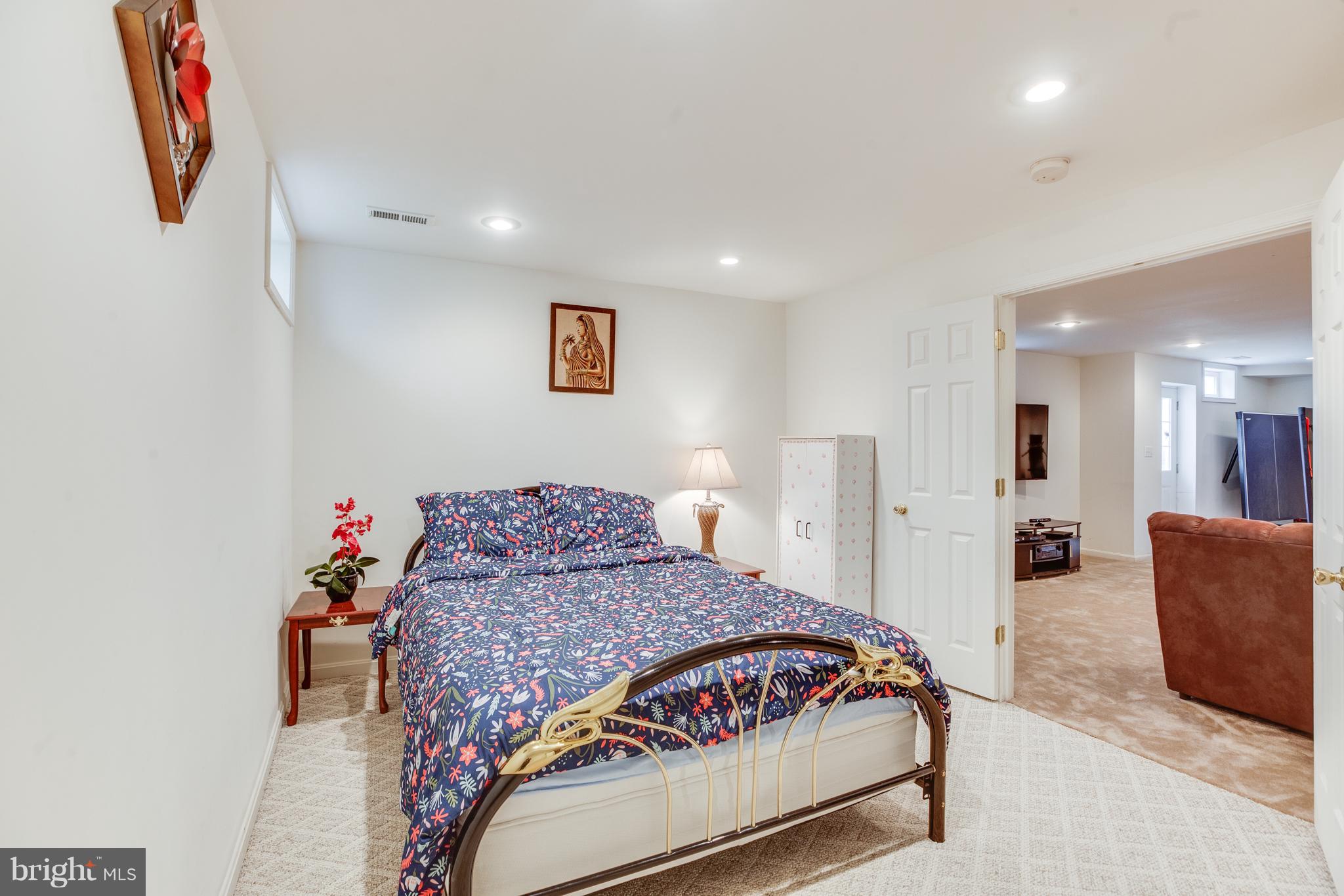 SIGNATURE AT BROADLANDS - Residential Lease