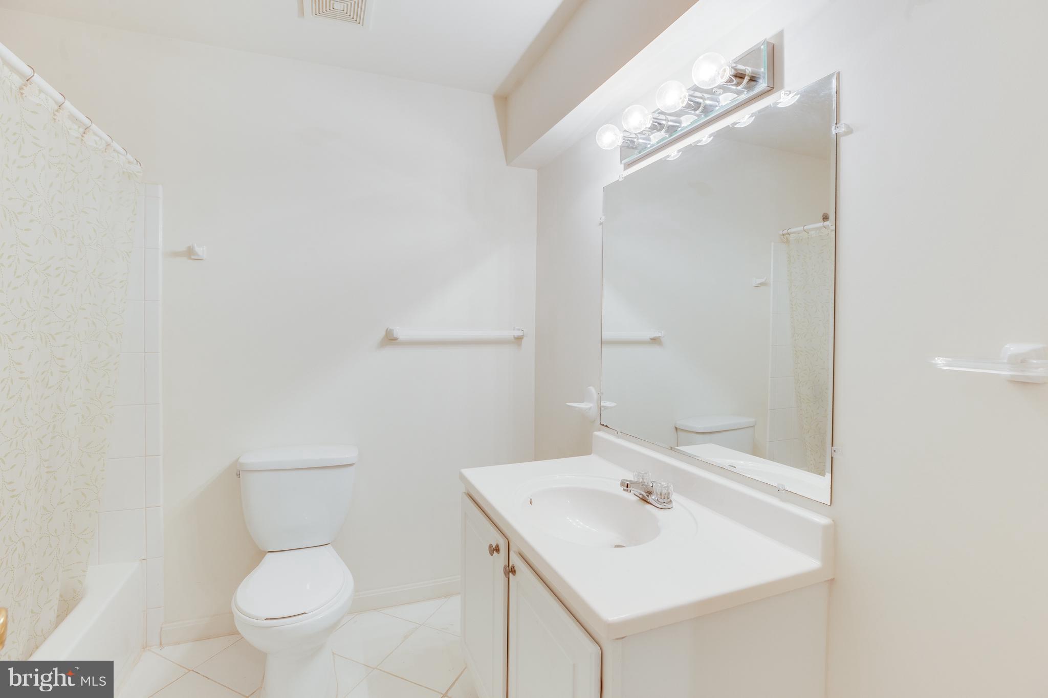 SIGNATURE AT BROADLANDS - Residential Lease