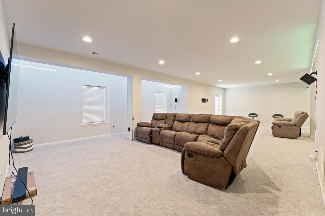 ESTATES AT KINGSWOOD - Residential Lease